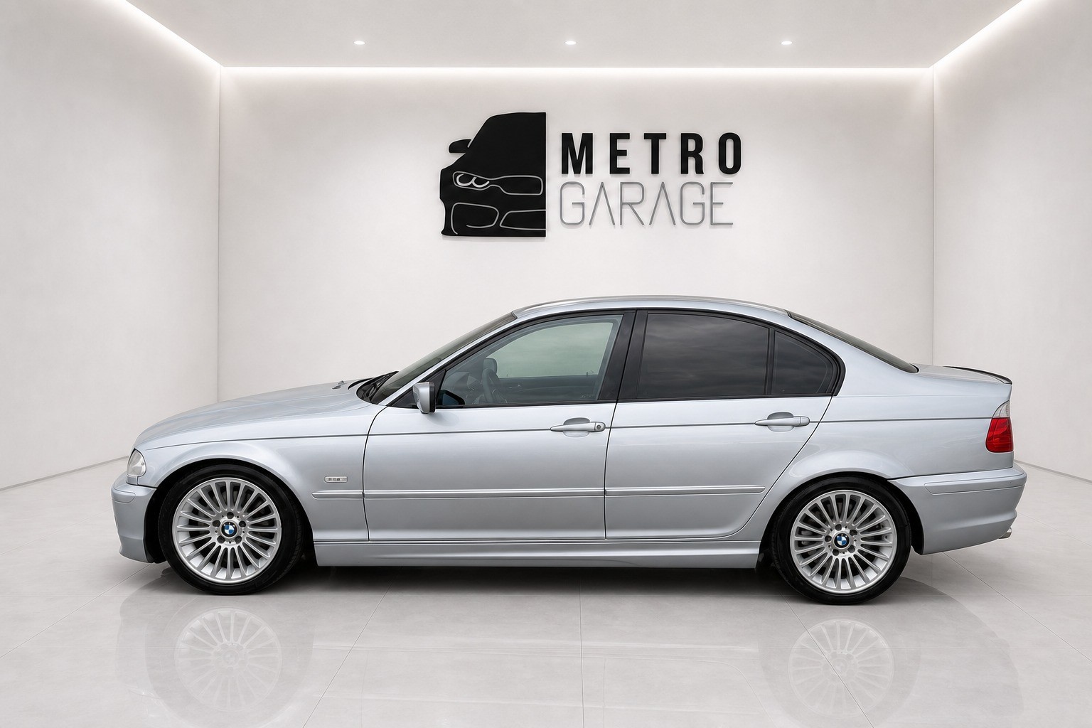 BMW 330i-showroom-element-1
