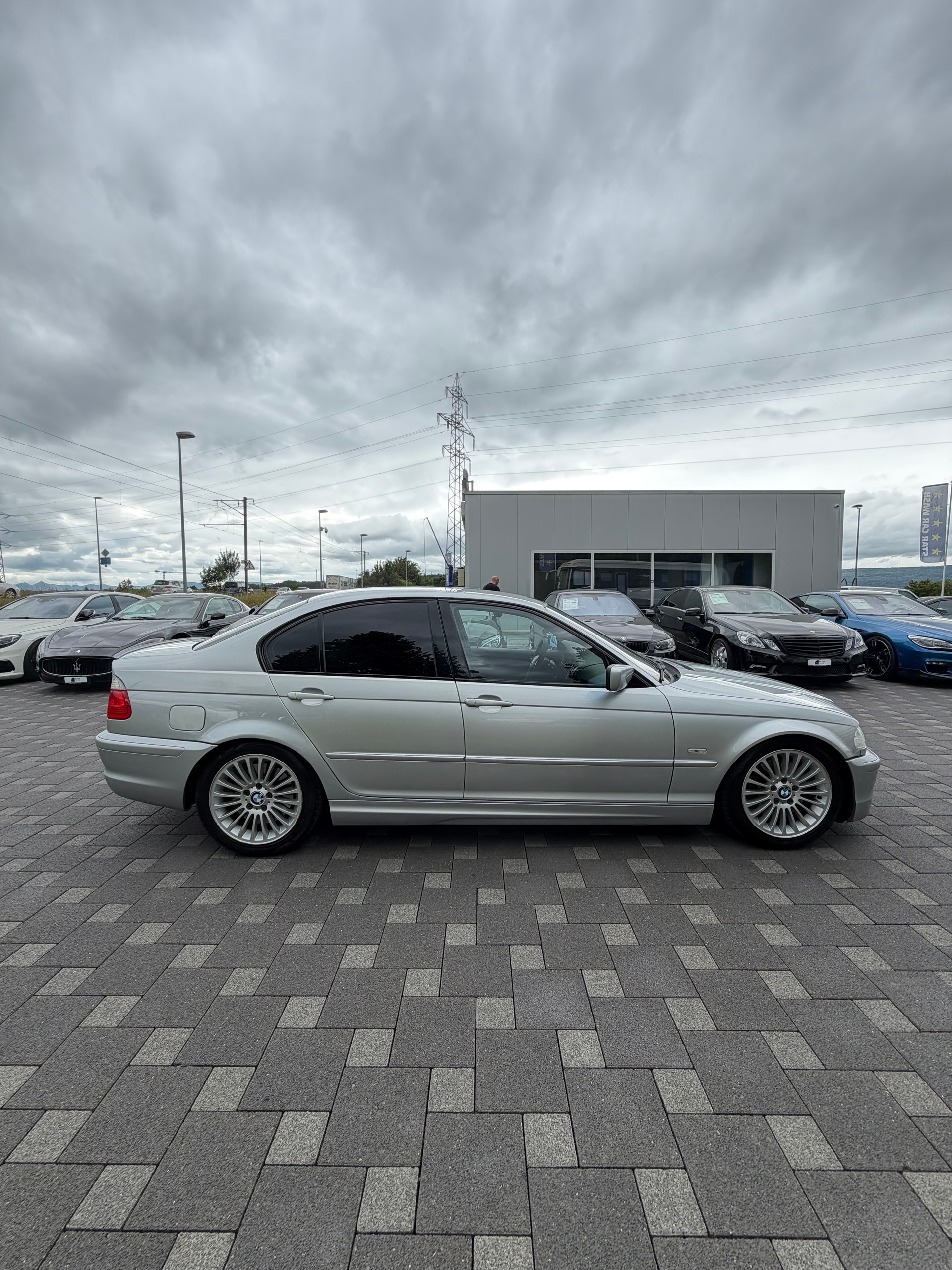 BMW 330i-image-5