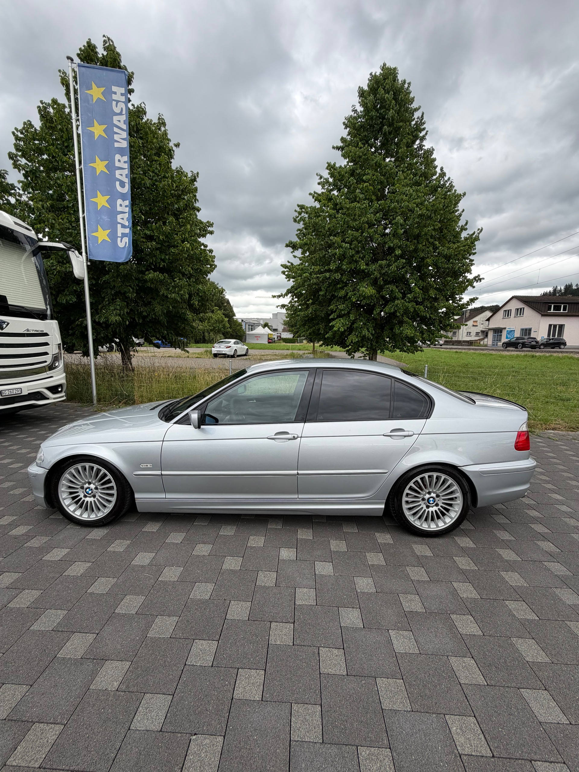 BMW 330i-showroom-element-1