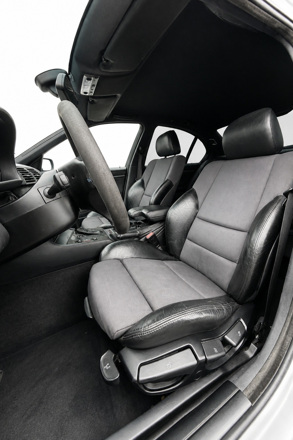 BMW 330i-image-9