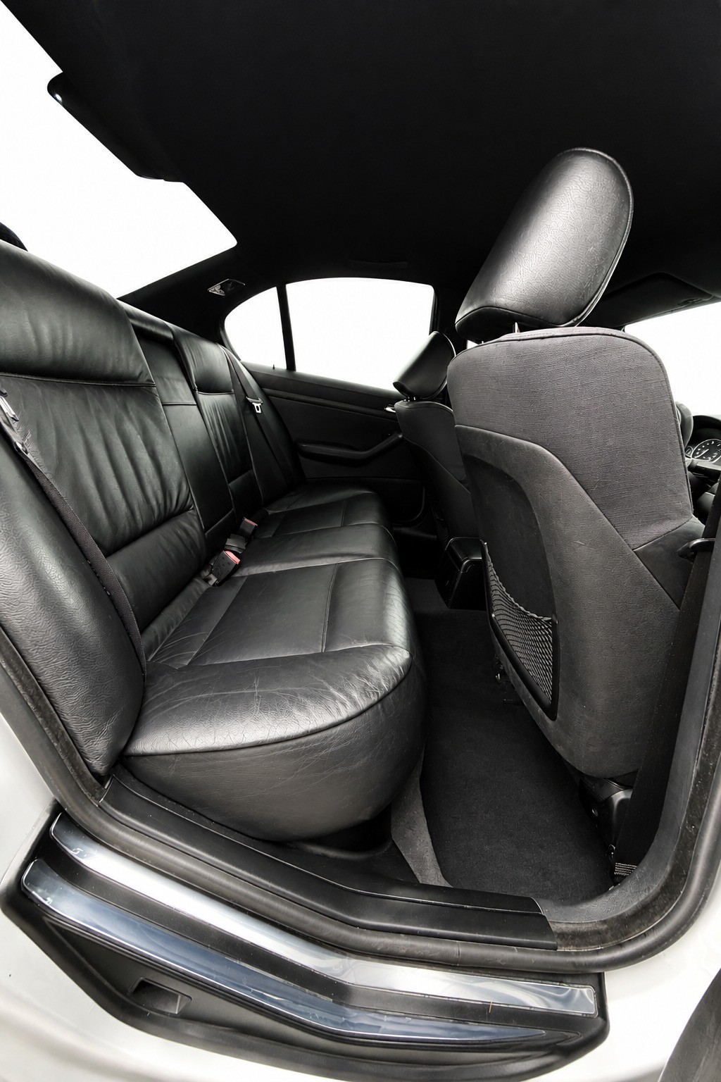BMW 330i-image-14