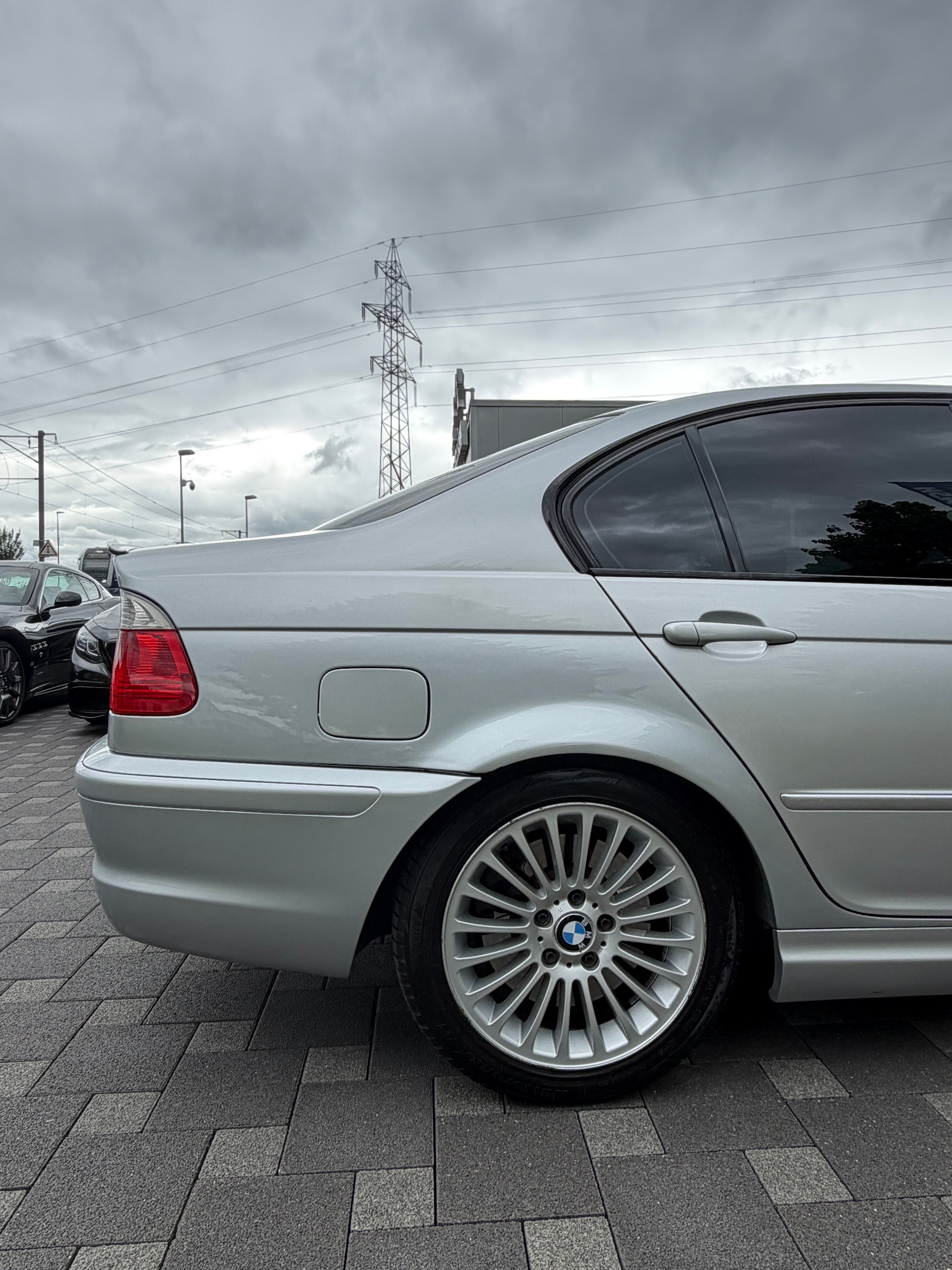 BMW 330i-image-8