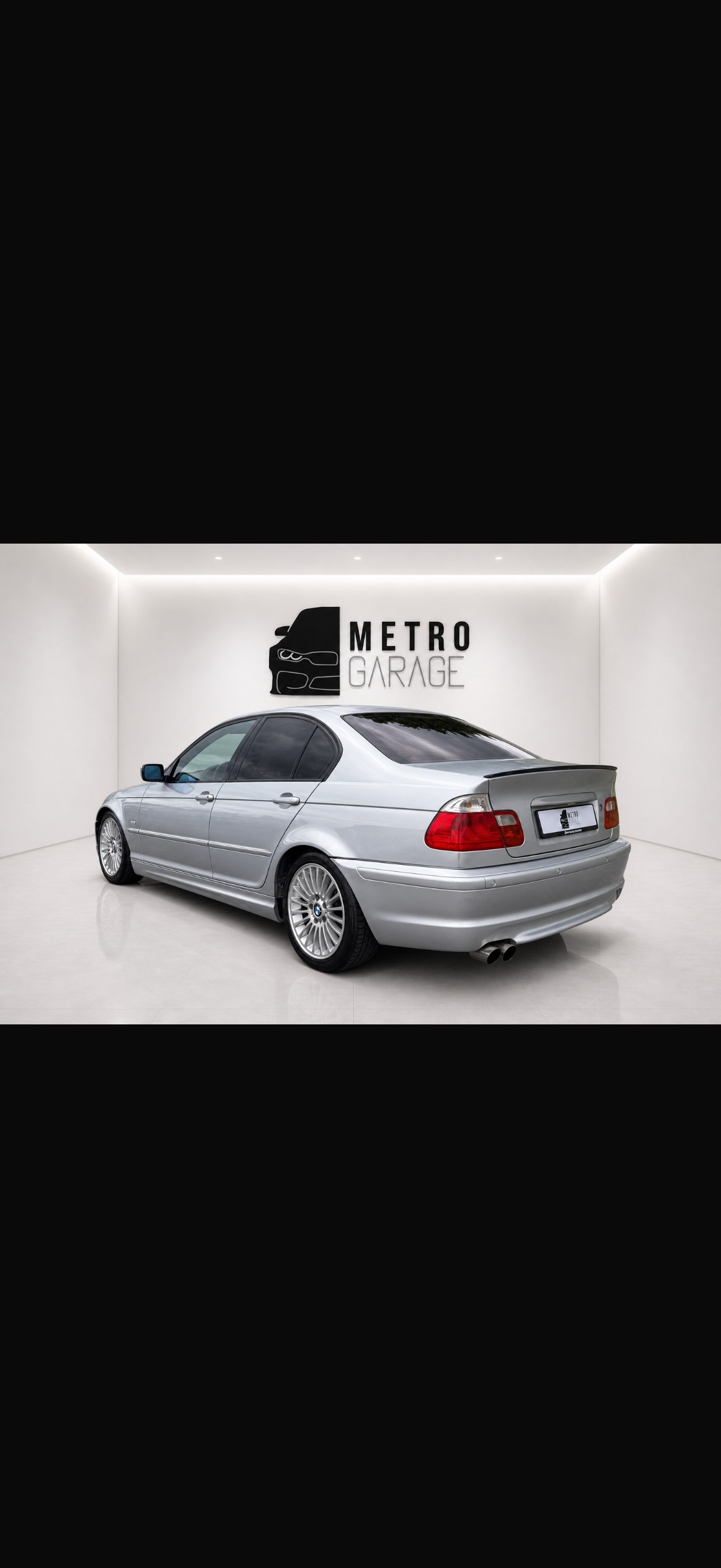 BMW 330i-showroom-element-2
