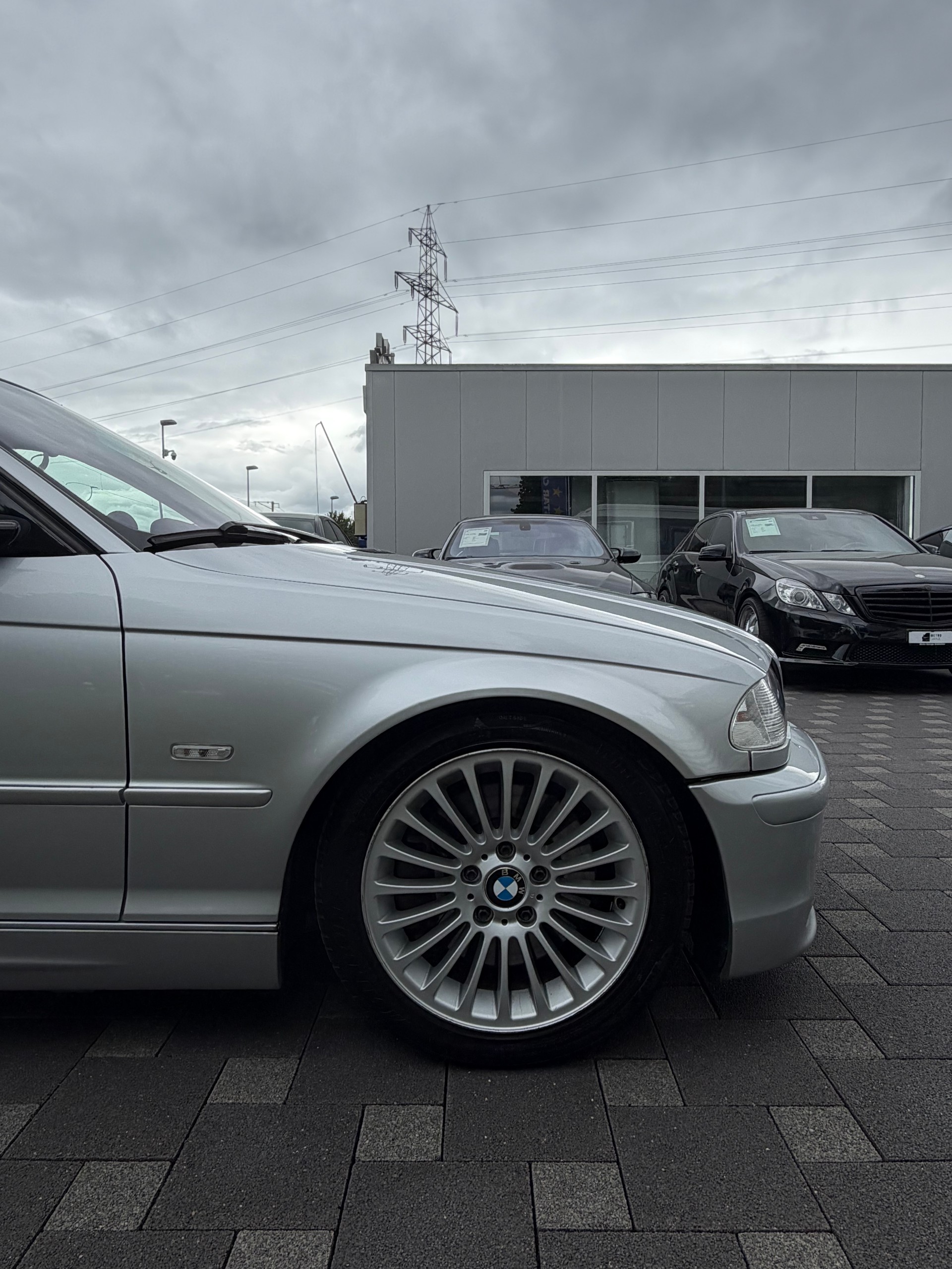 BMW 330i-image-9