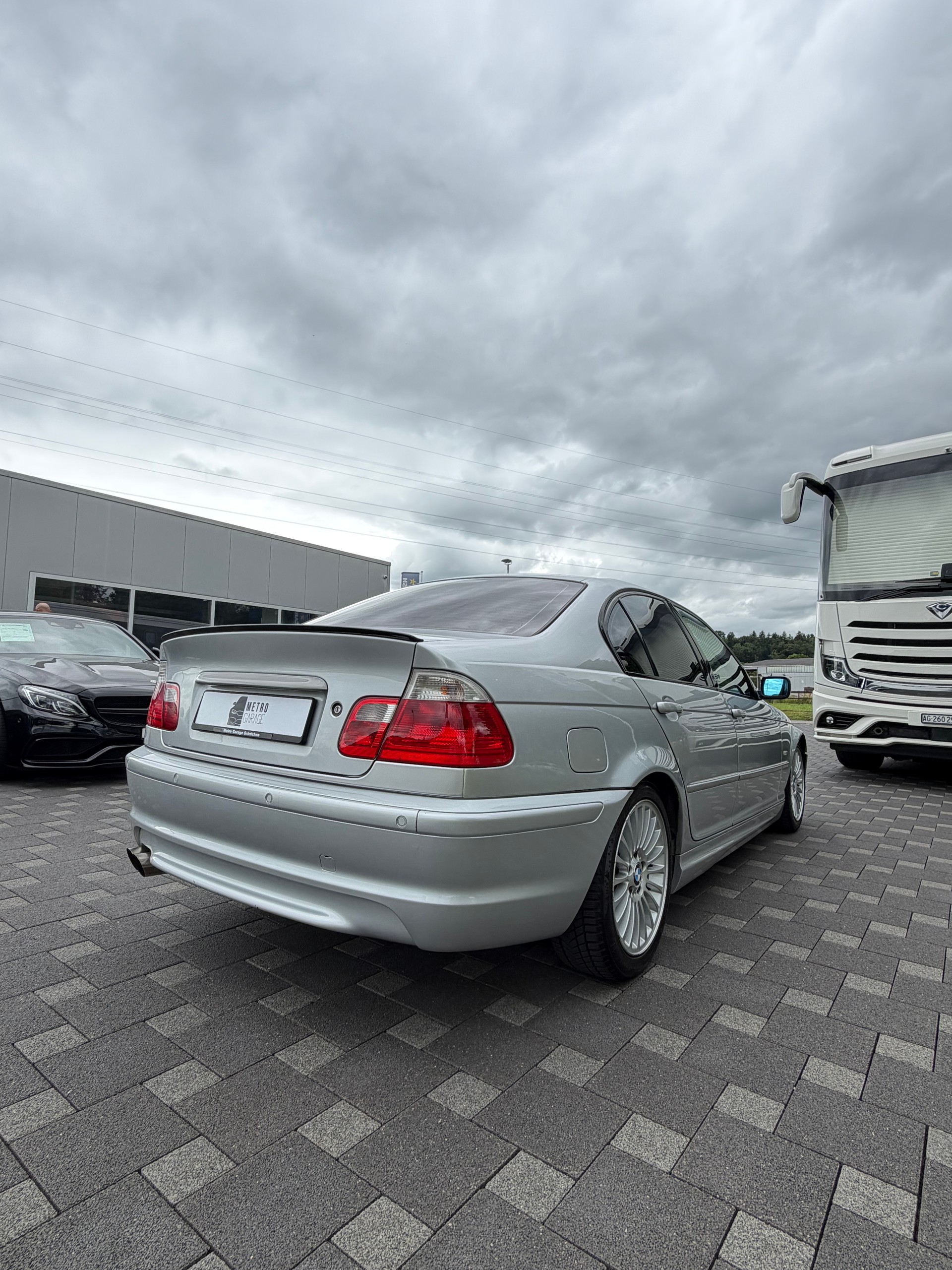 BMW 330i-image-4