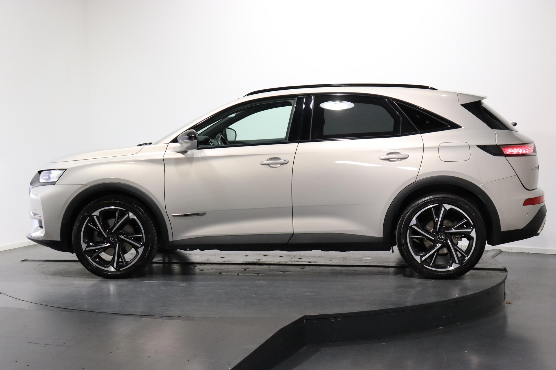 DS AUTOMOBILES 7 Crossback 1.6 E-Tense Louvre 4x4-image-1