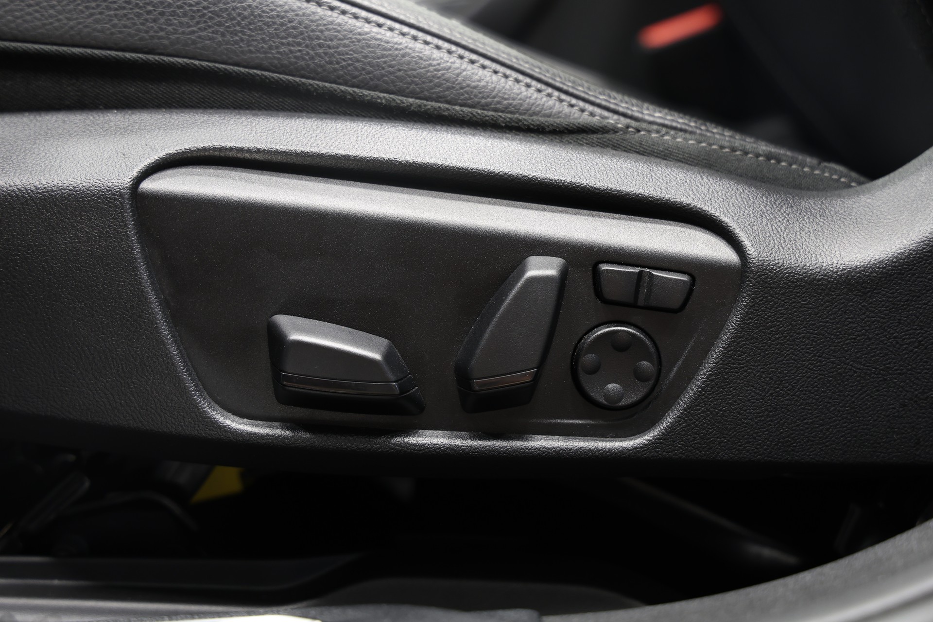 BMW M135i xDrive Steptronic *CH-Fahrzeug*-image-25