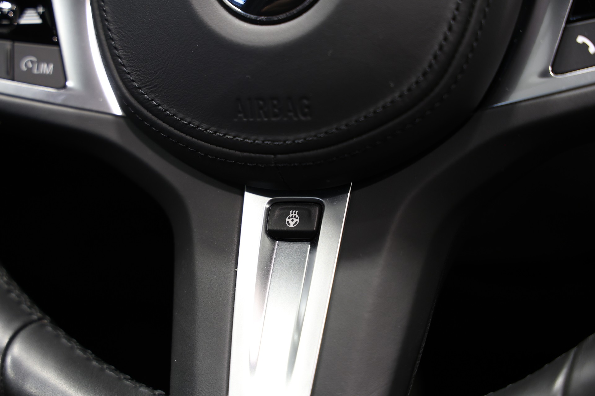 BMW M135i xDrive Steptronic *CH-Fahrzeug*-image-28