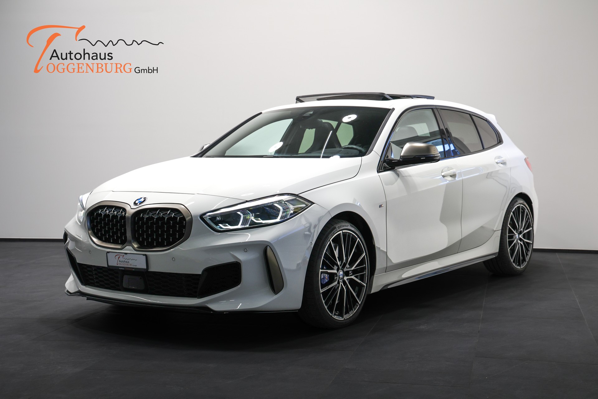 BMW M135i xDrive Steptronic *CH-Fahrzeug*-showroom-element-1