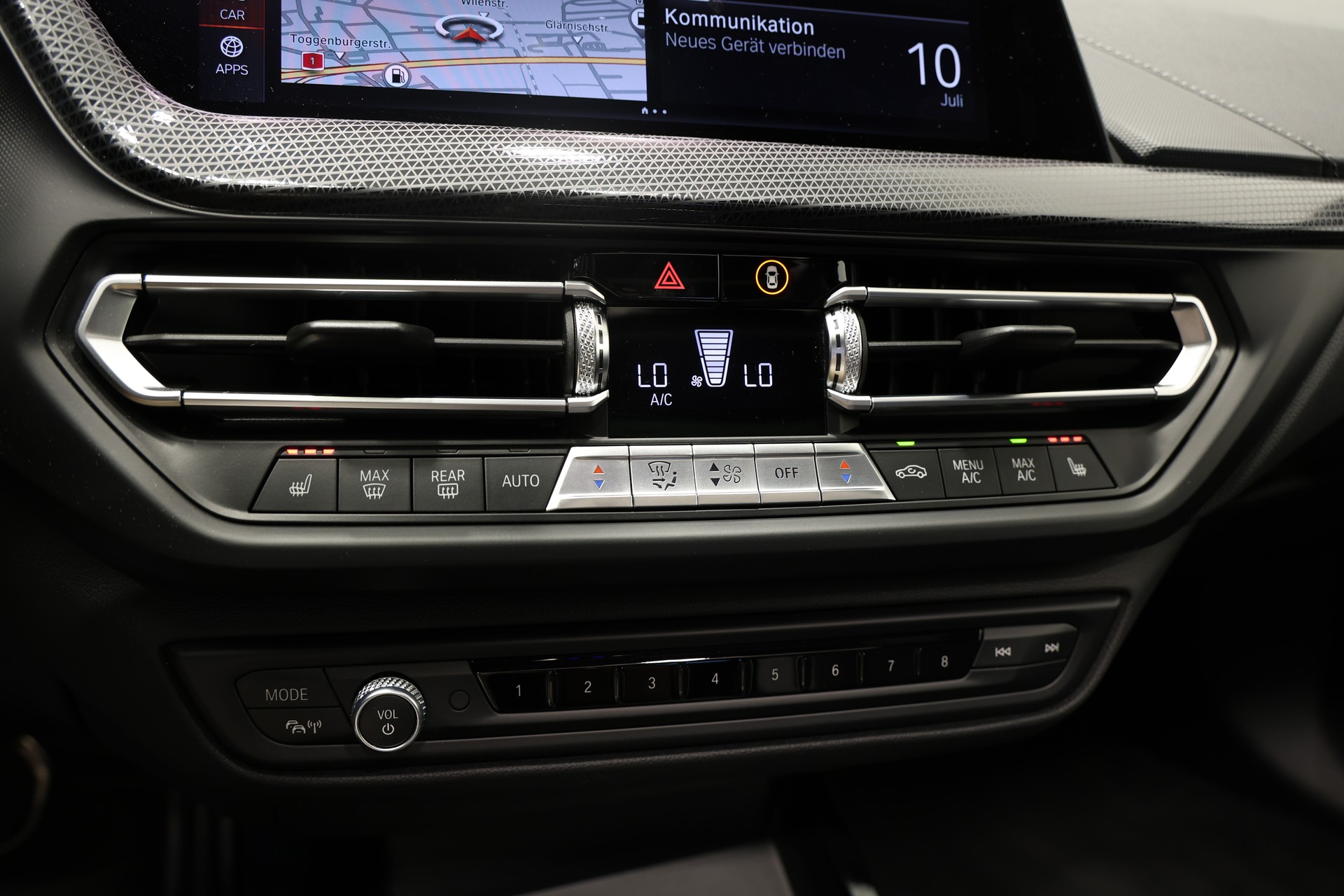 BMW M135i xDrive Steptronic *CH-Fahrzeug*-image-30