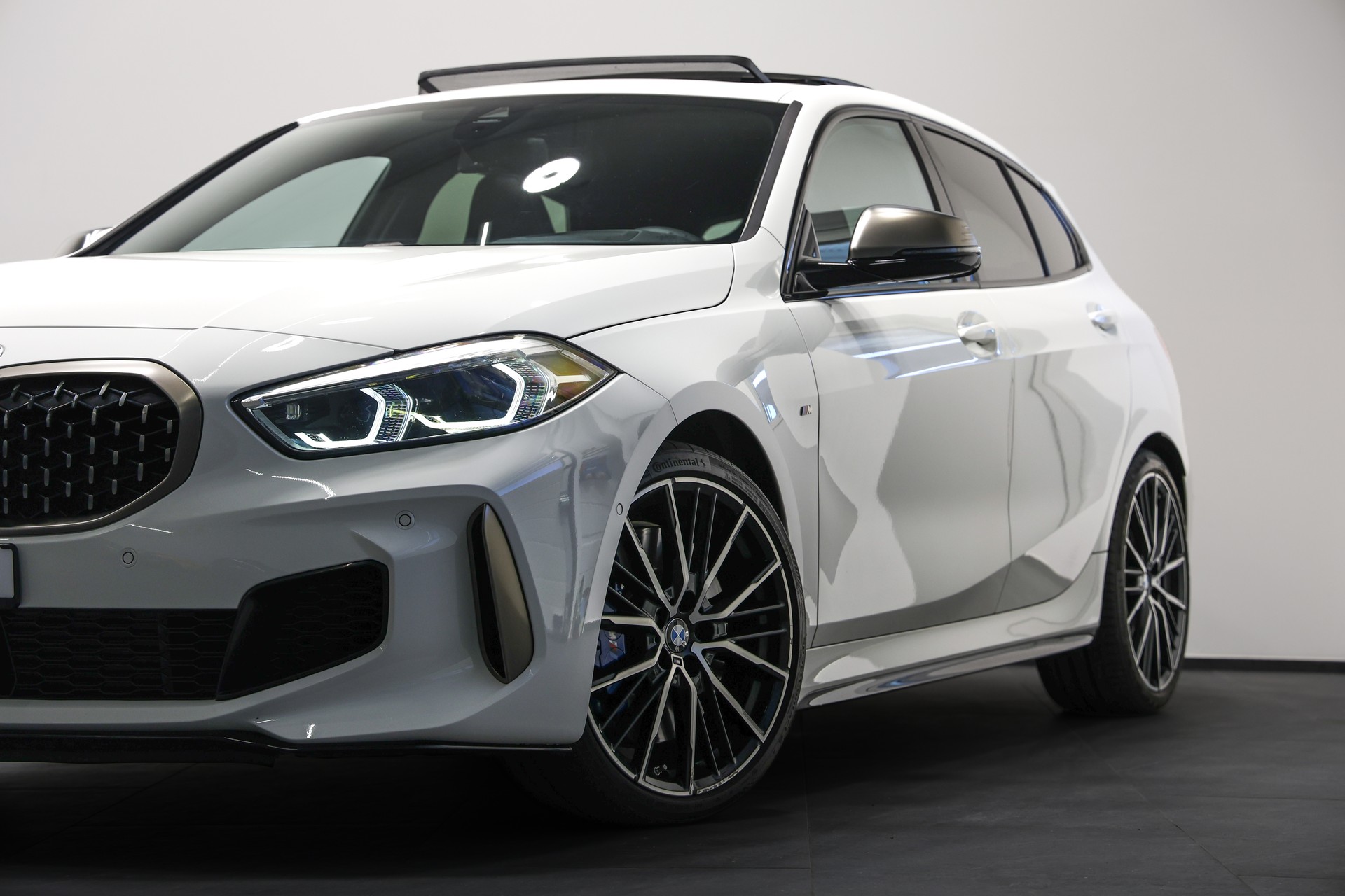 BMW M135i xDrive Steptronic *CH-Fahrzeug*-image-8