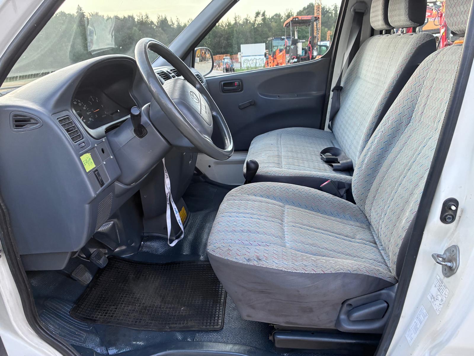 TOYOTA HI-ACE-image-4