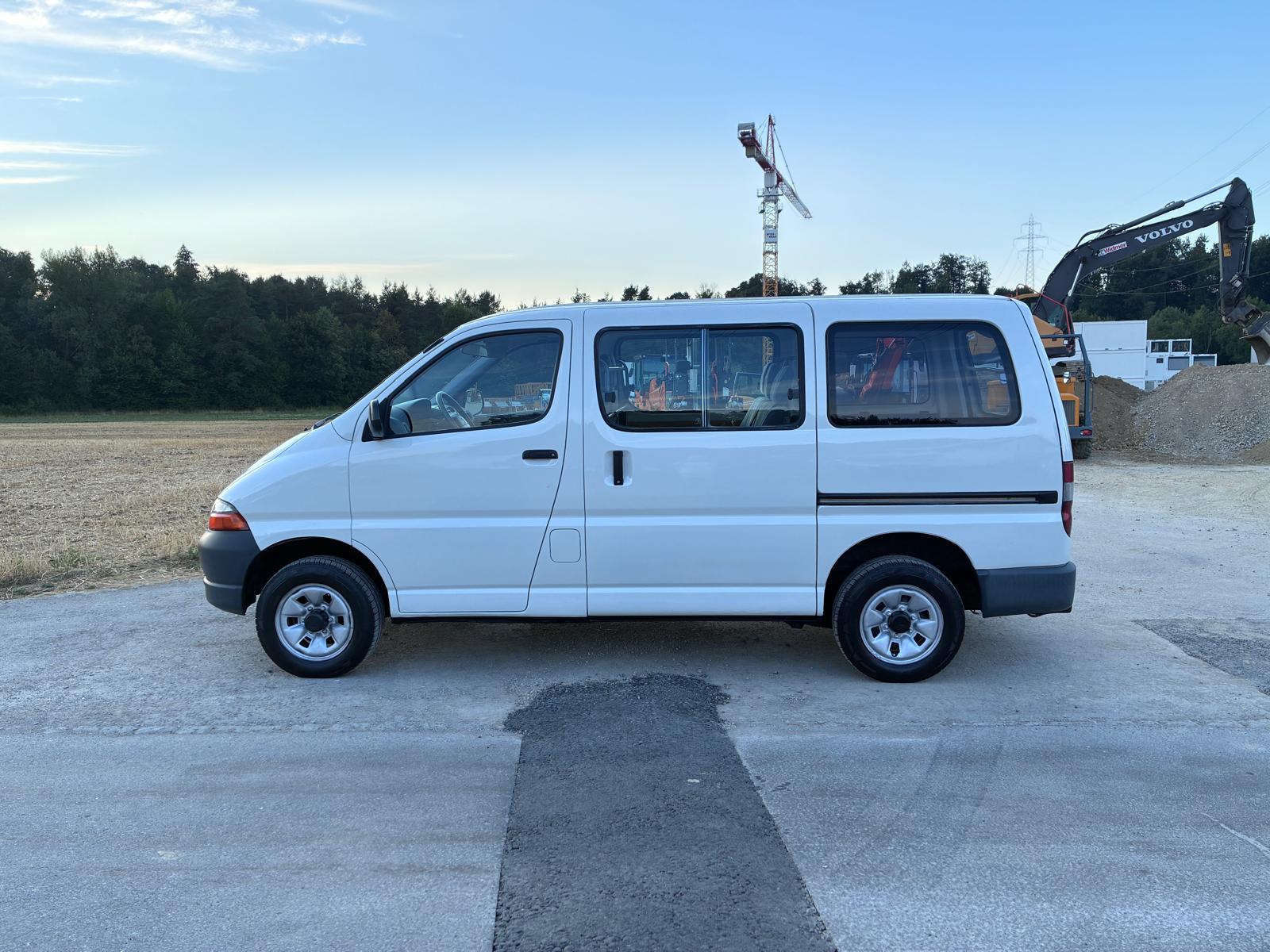 TOYOTA HI-ACE-image-2