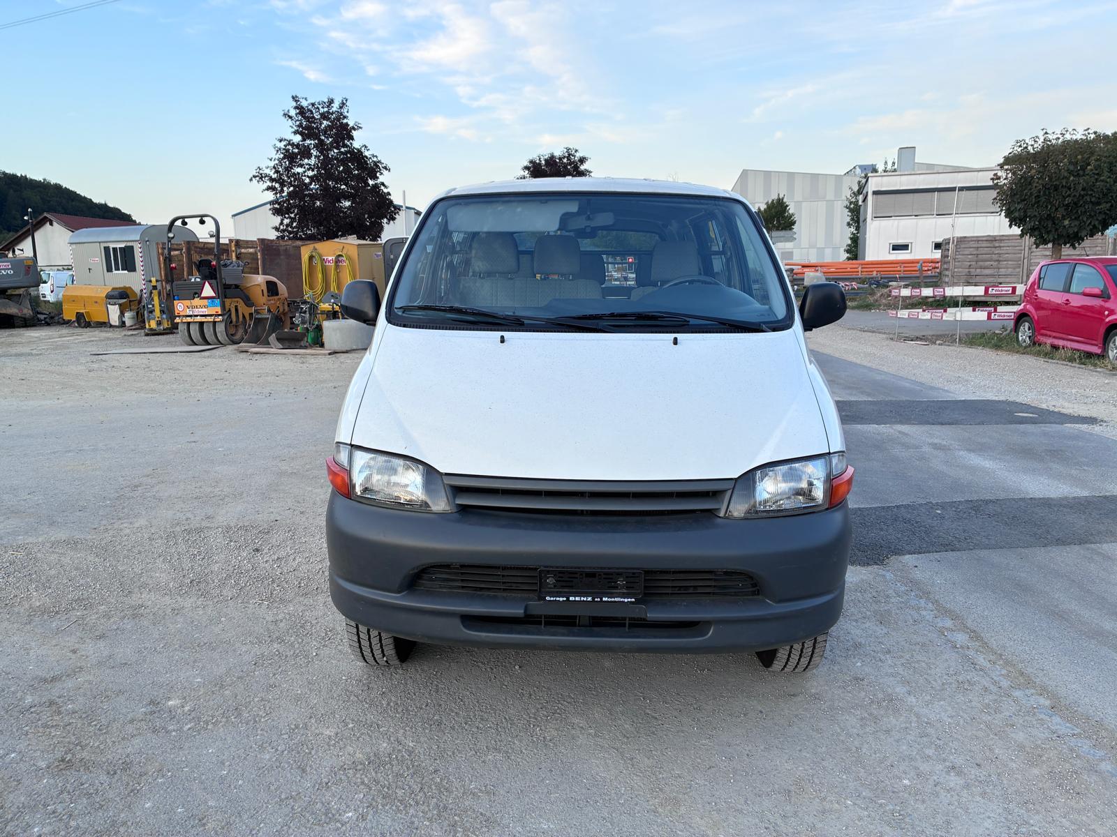 TOYOTA HI-ACE-image-1