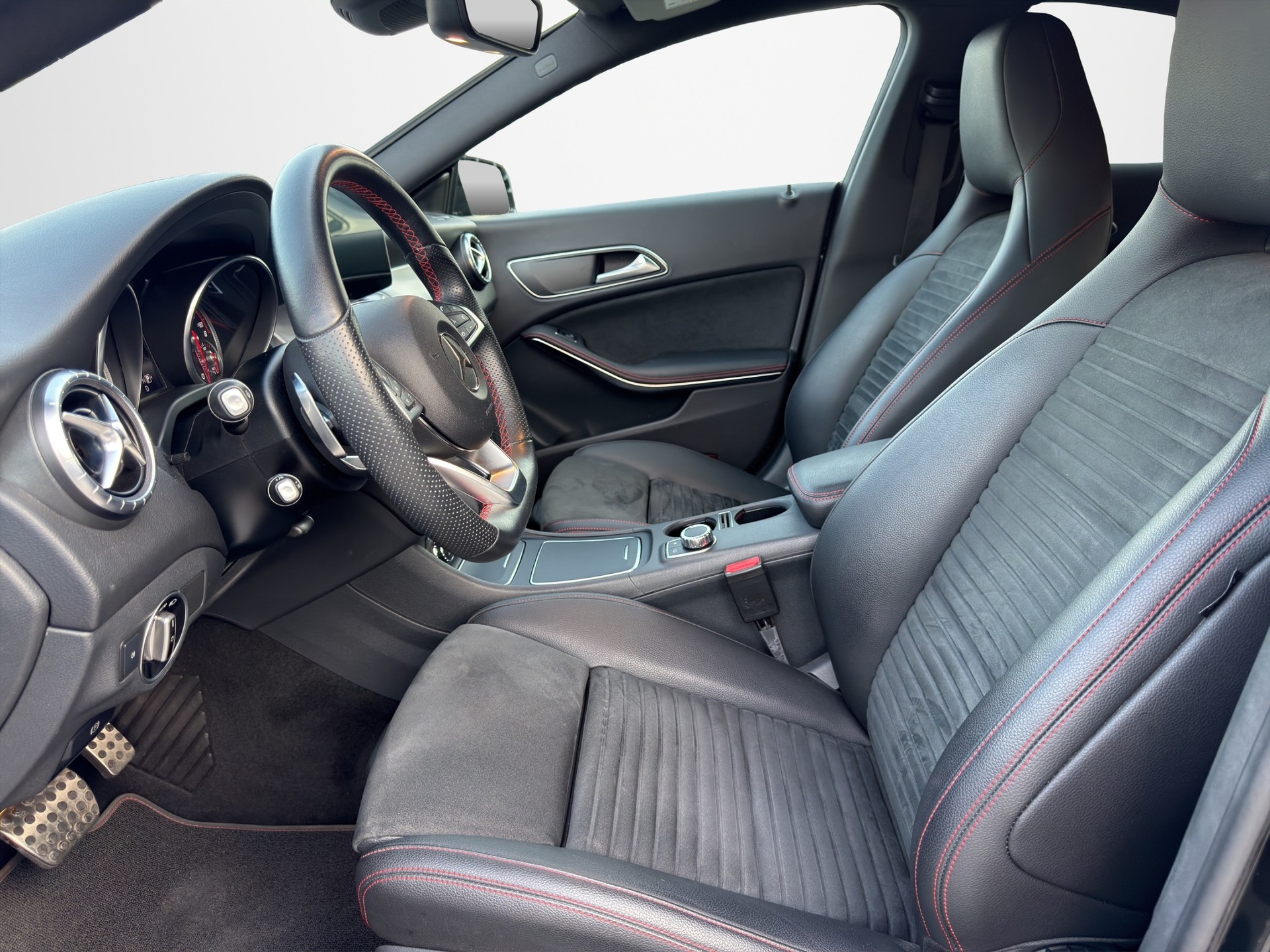 MERCEDES-BENZ CLA 220 AMG Line 4Matic 7G-DCT-image-8