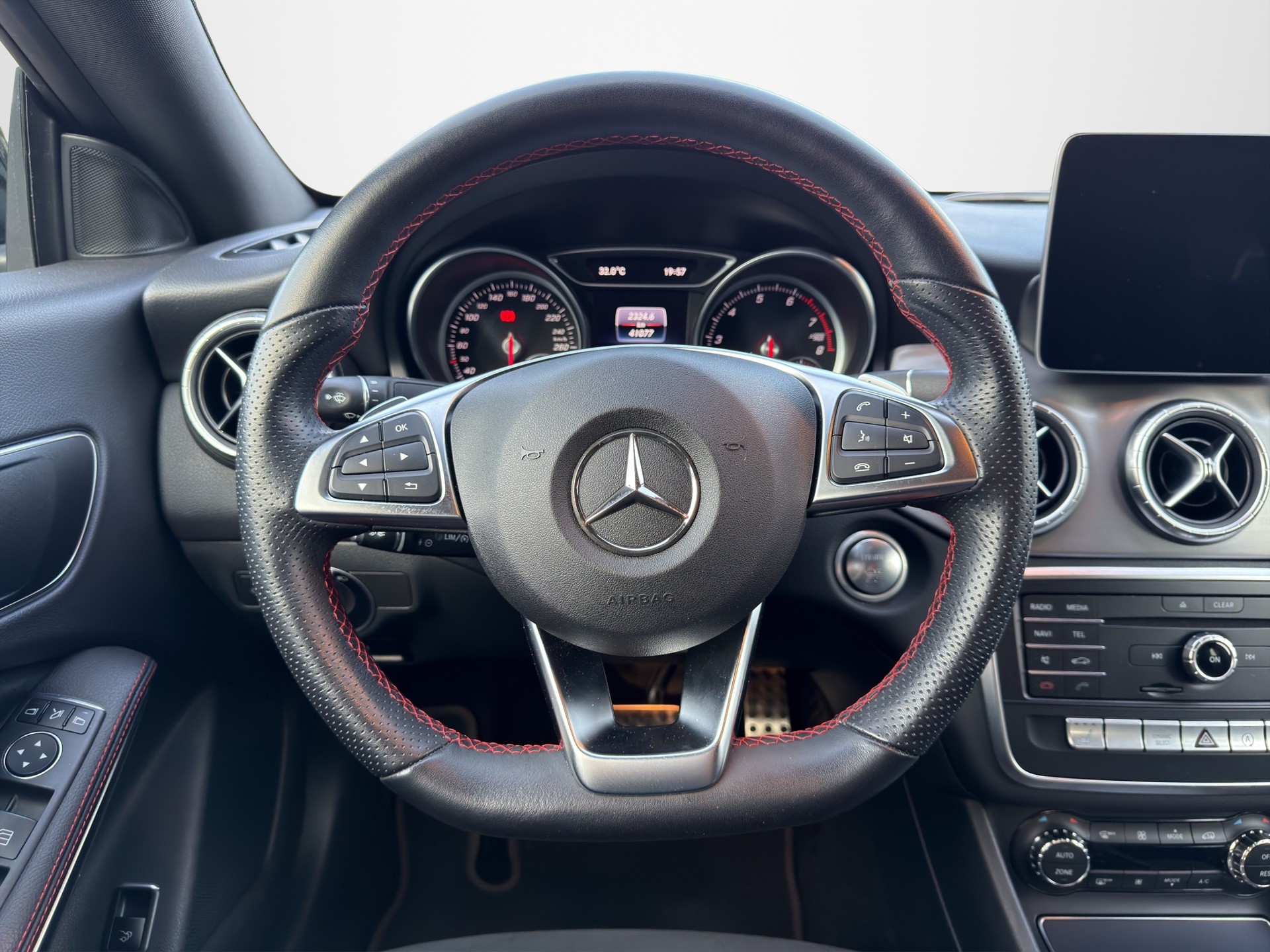 MERCEDES-BENZ CLA 220 AMG Line 4Matic 7G-DCT-image-9