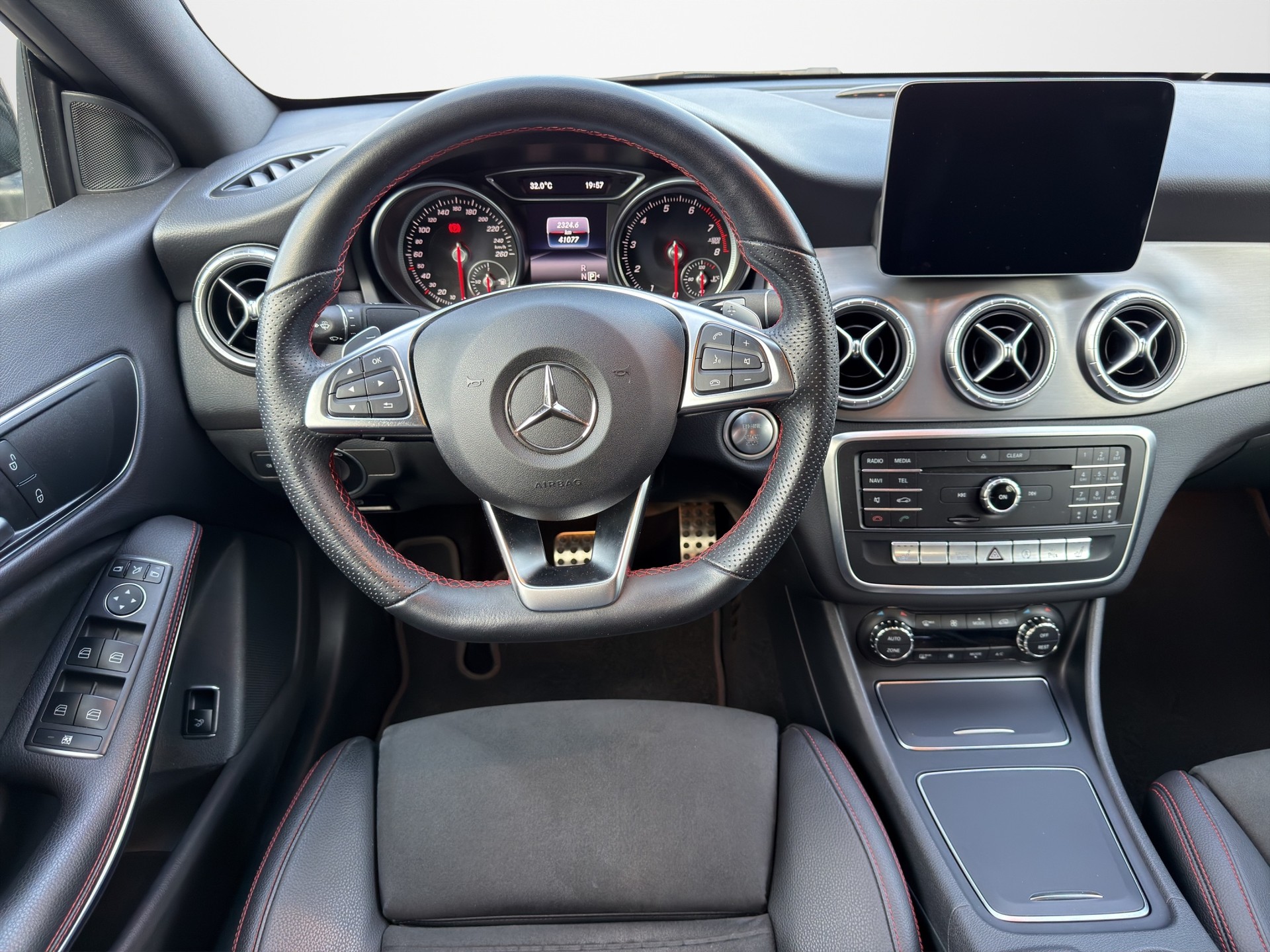 MERCEDES-BENZ CLA 220 AMG Line 4Matic 7G-DCT-image-10
