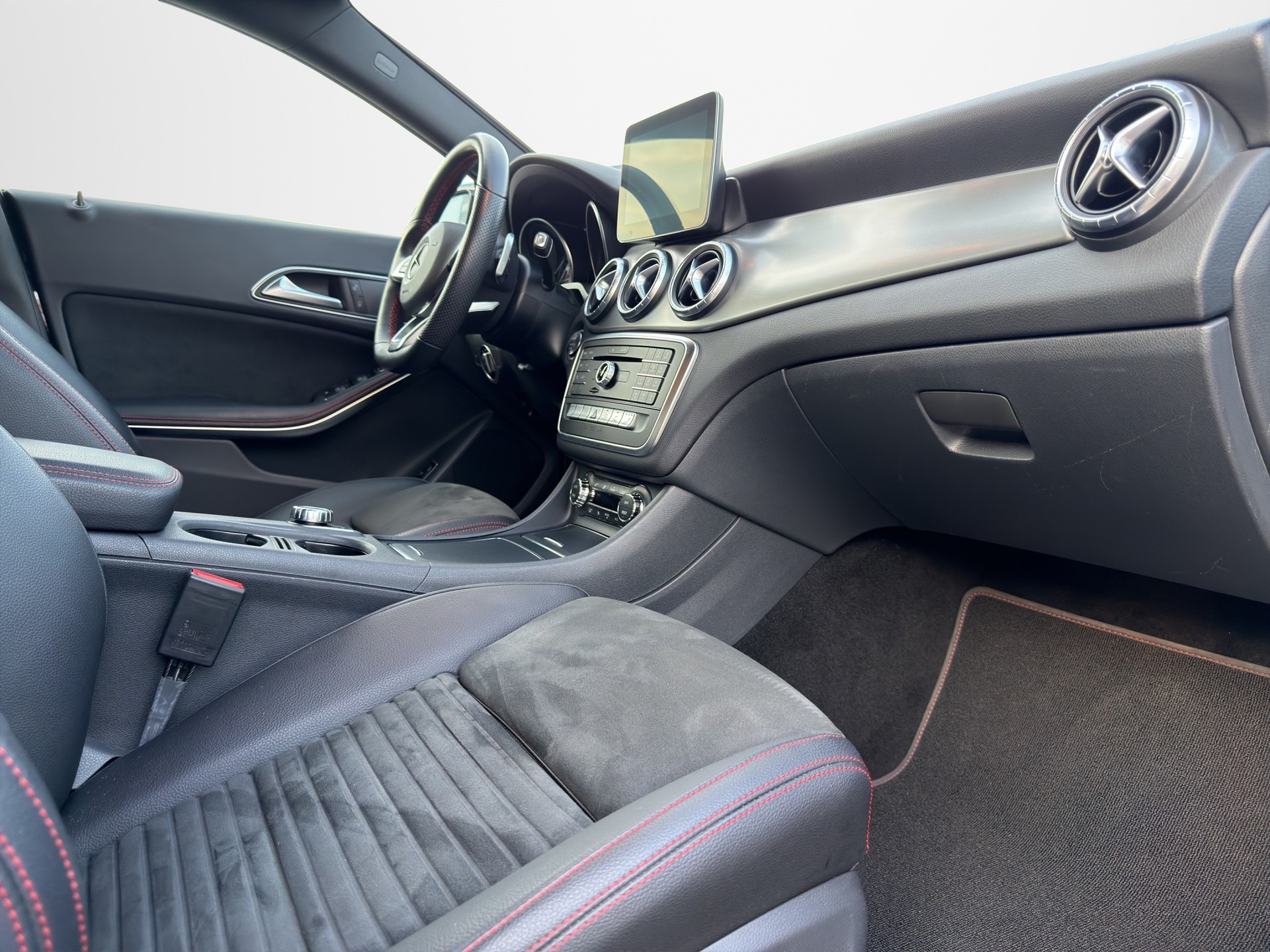 MERCEDES-BENZ CLA 220 AMG Line 4Matic 7G-DCT-image-12