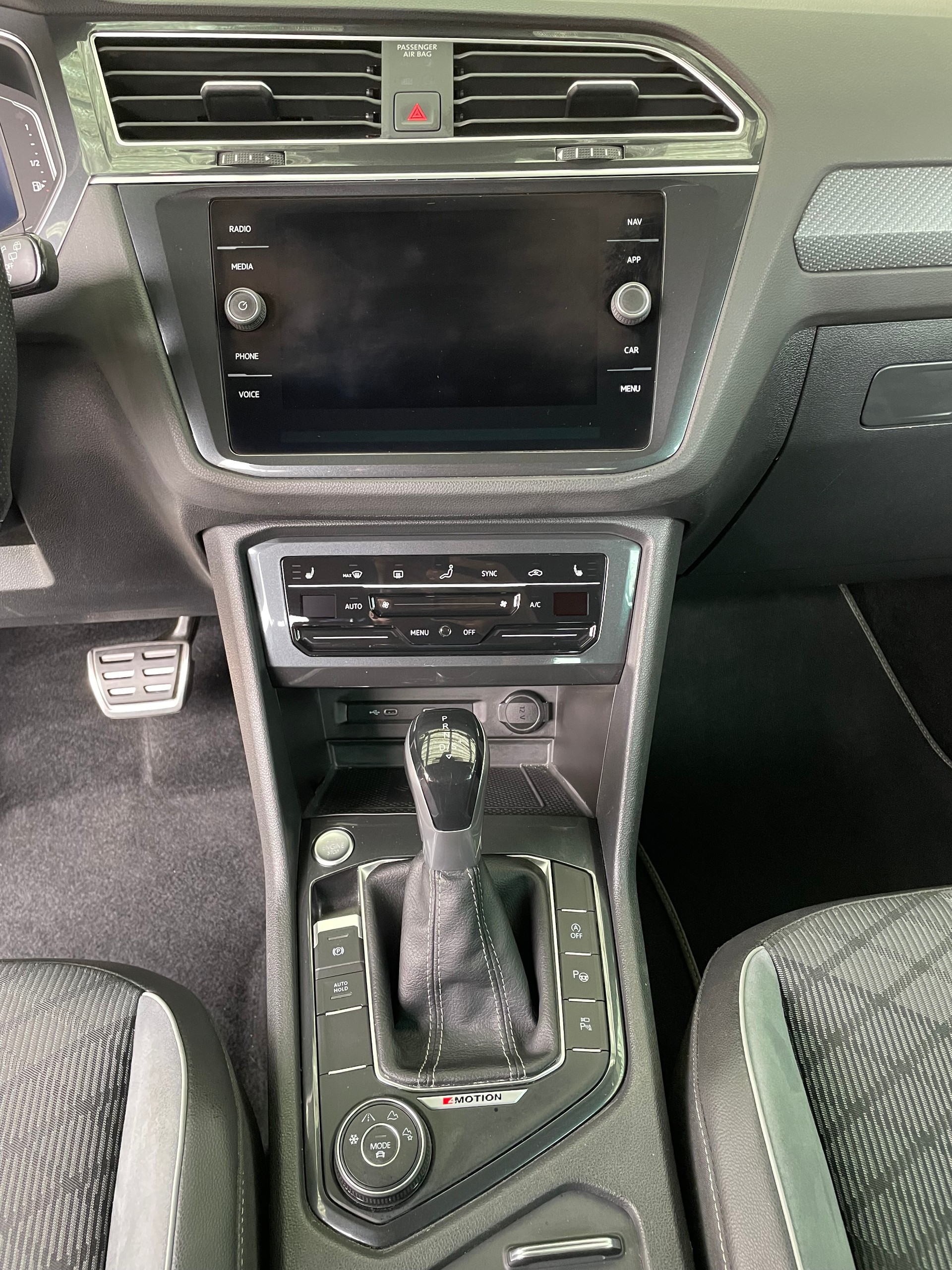 VW Tiguan 2.0 TDI SCR R-Line 4Motion DSG-image-11