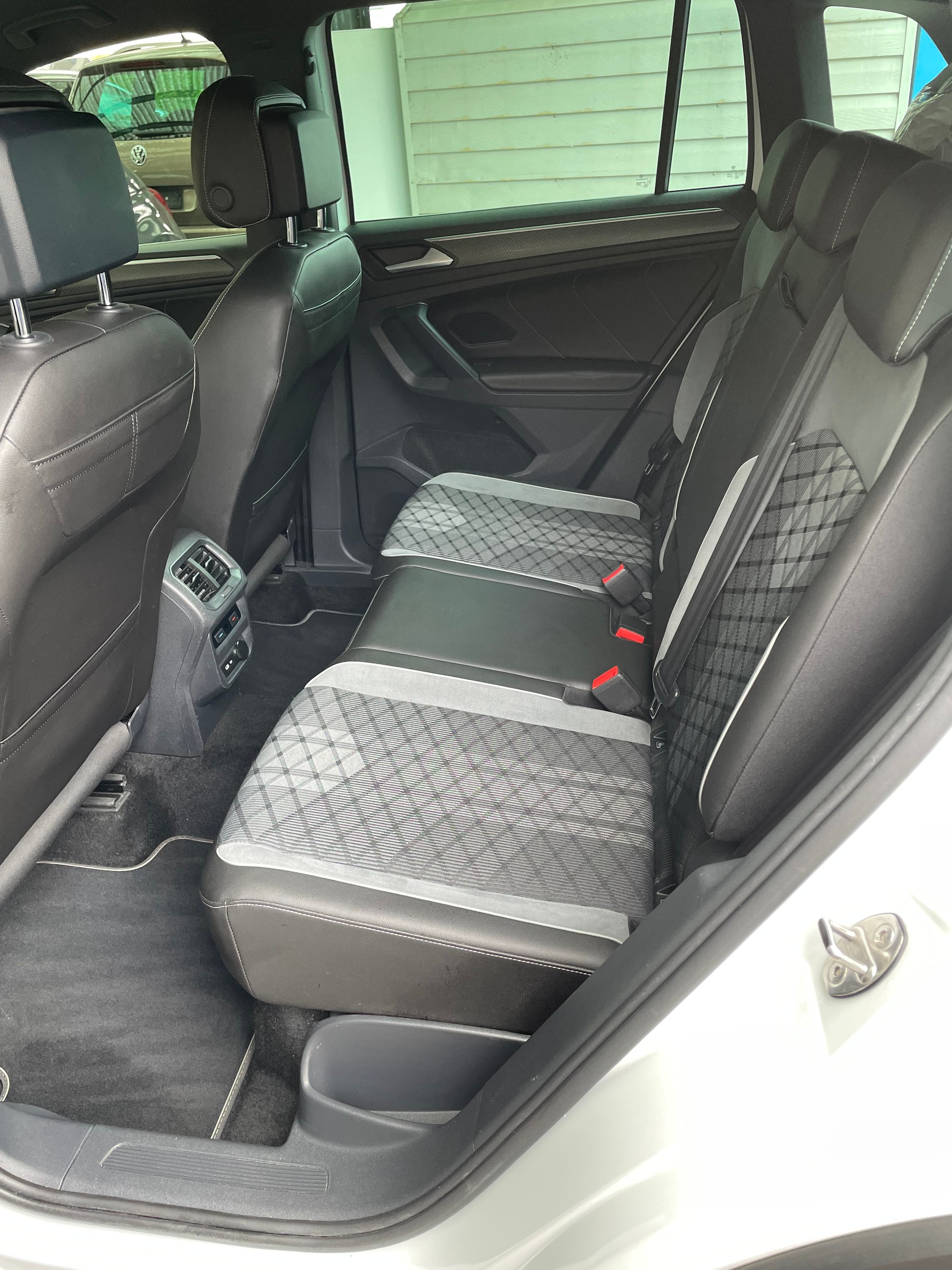 VW Tiguan 2.0 TDI SCR R-Line 4Motion DSG-image-9