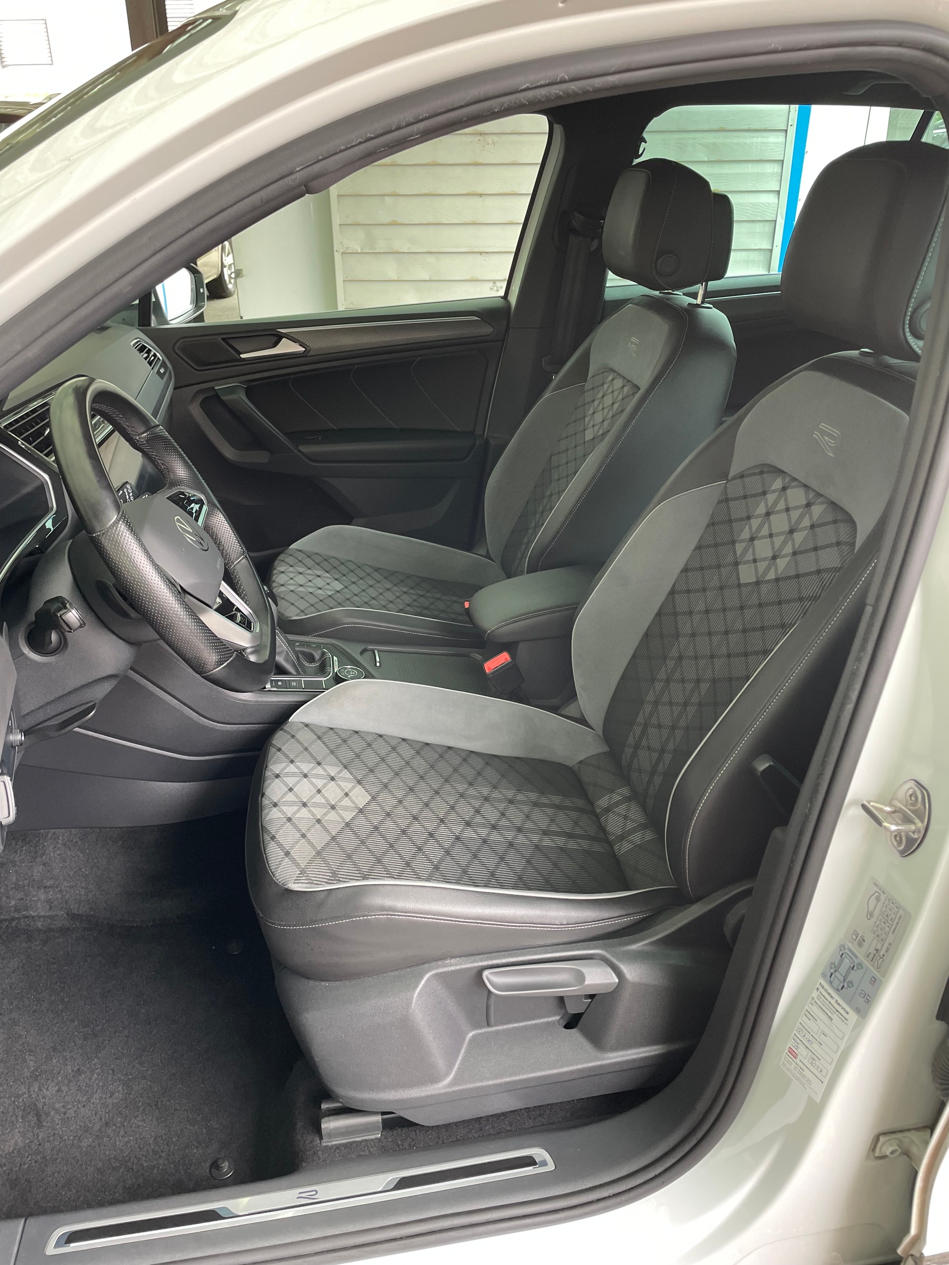 VW Tiguan 2.0 TDI SCR R-Line 4Motion DSG-image-8