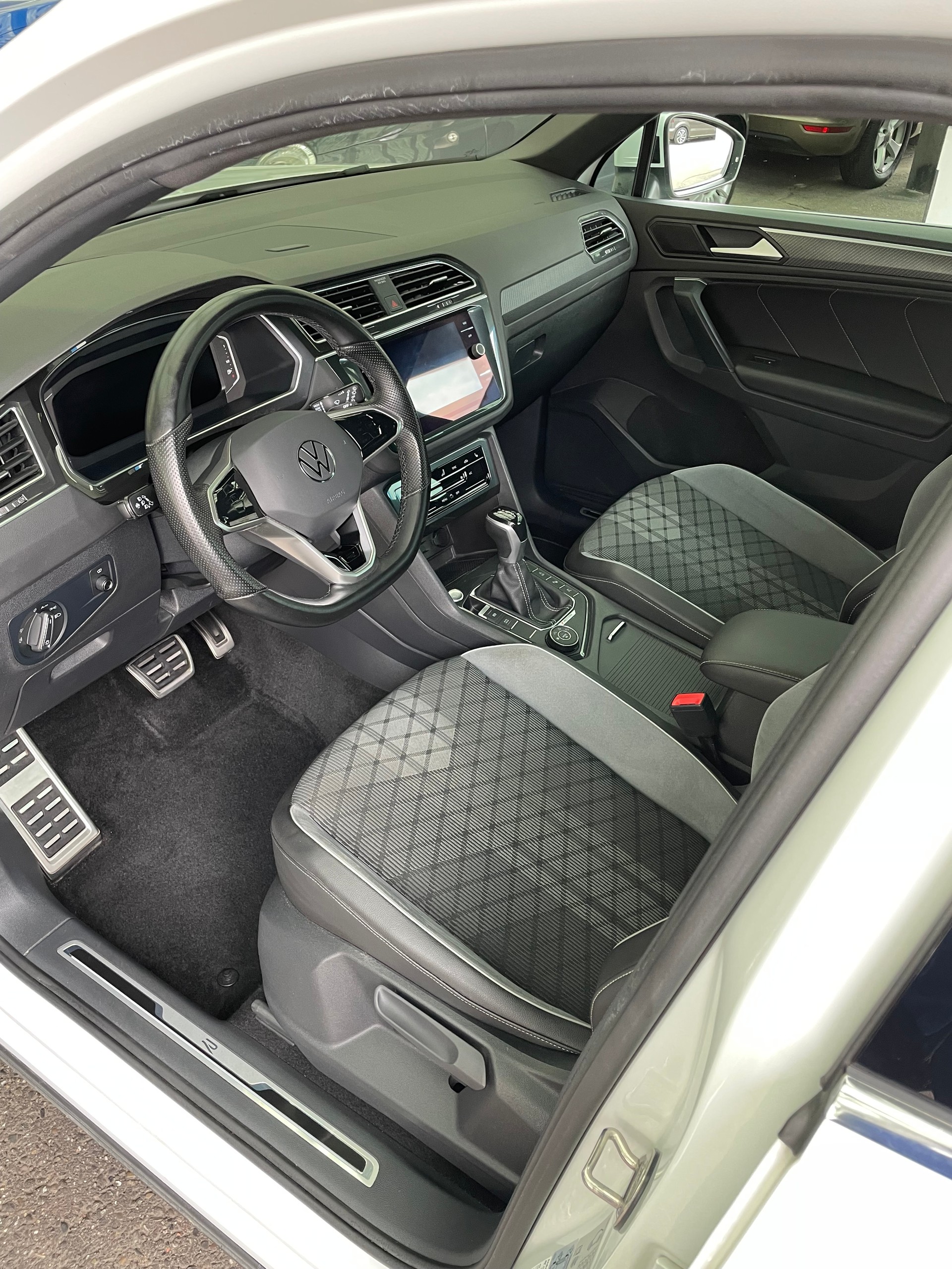 VW Tiguan 2.0 TDI SCR R-Line 4Motion DSG-image-7