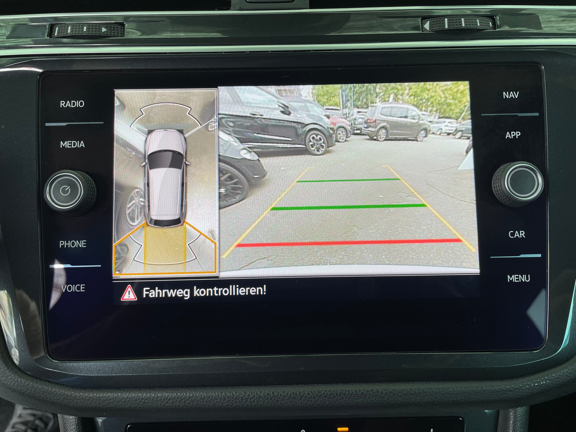 VW Tiguan 2.0 TDI SCR R-Line 4Motion DSG-image-13