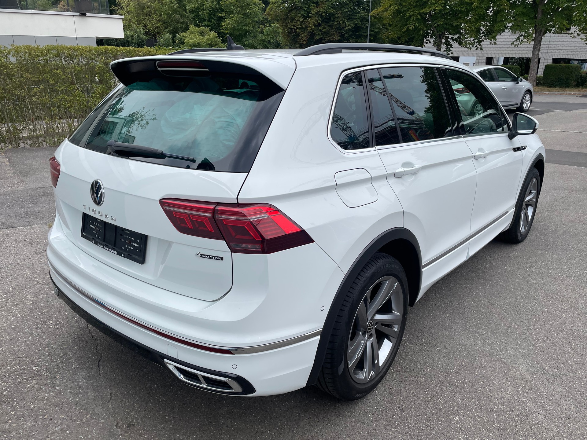 VW Tiguan 2.0 TDI SCR R-Line 4Motion DSG-image-3