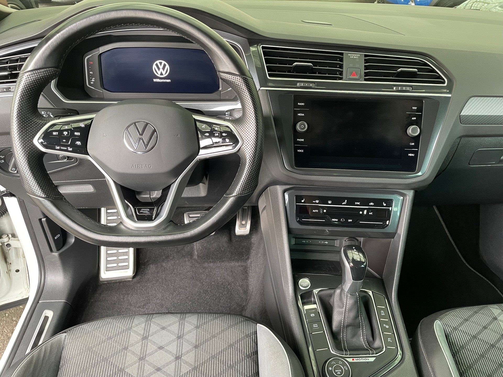 VW Tiguan 2.0 TDI SCR R-Line 4Motion DSG-image-10