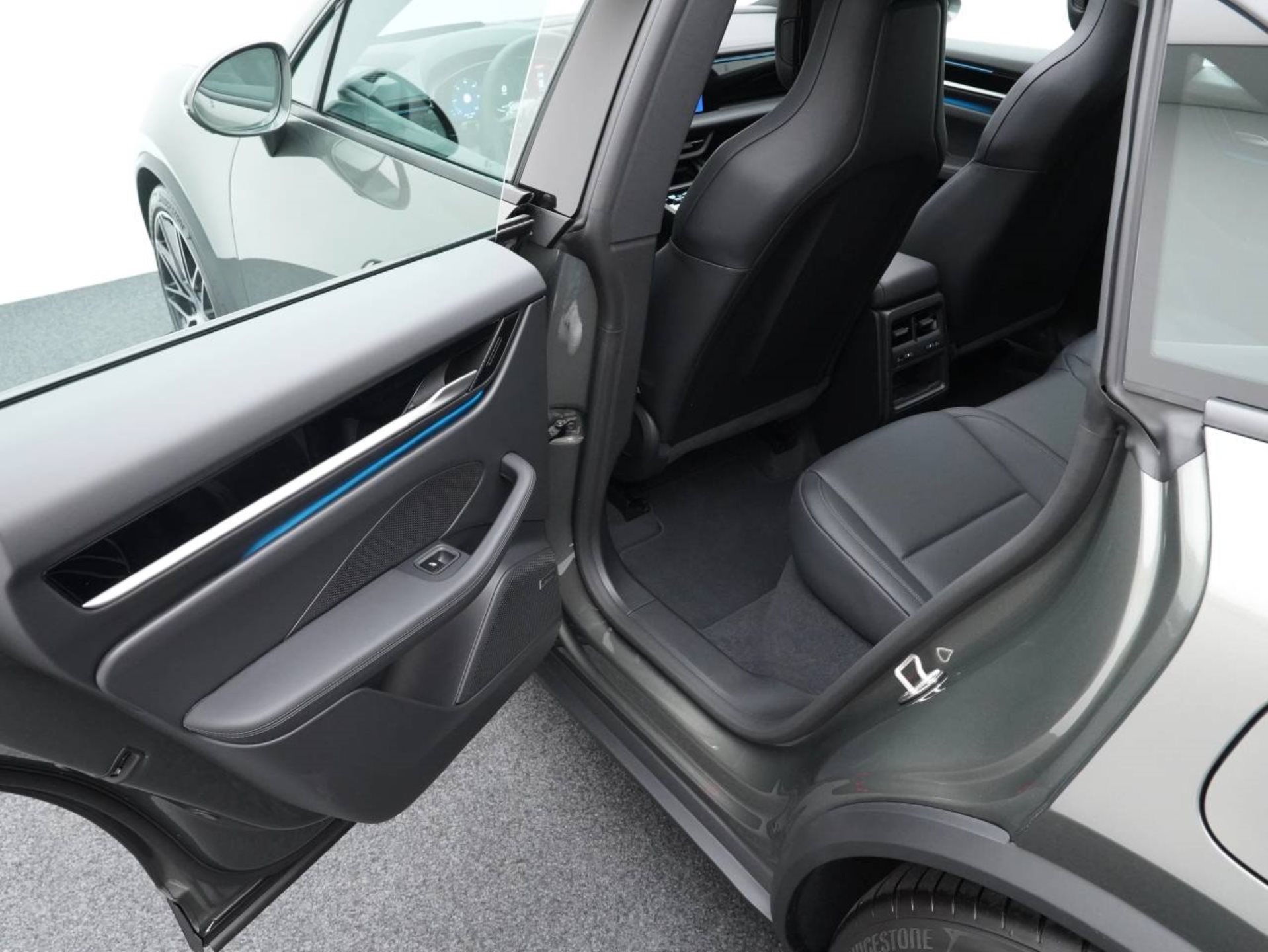 PORSCHE Macan 4-image-26