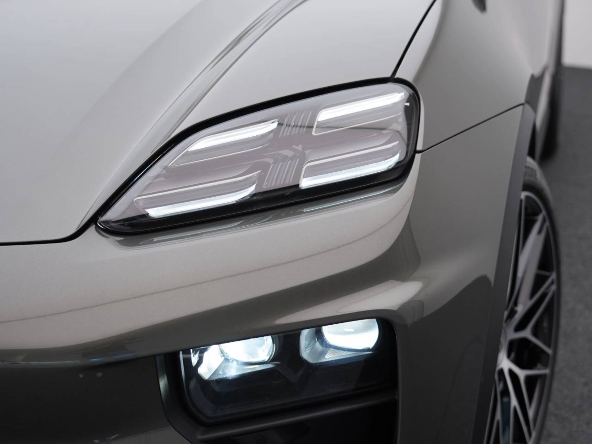 PORSCHE Macan 4-image-12