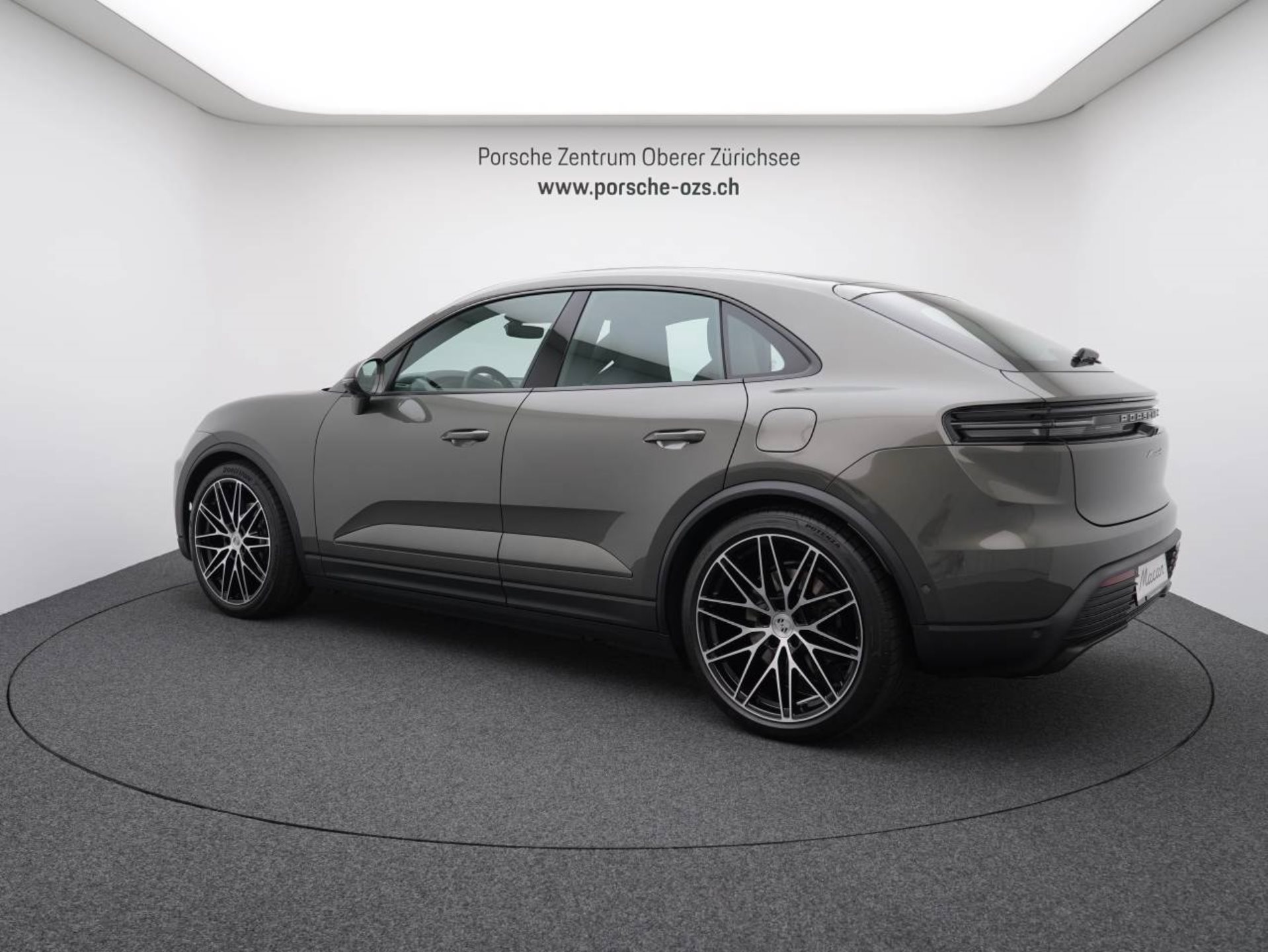 PORSCHE Macan 4-image-2