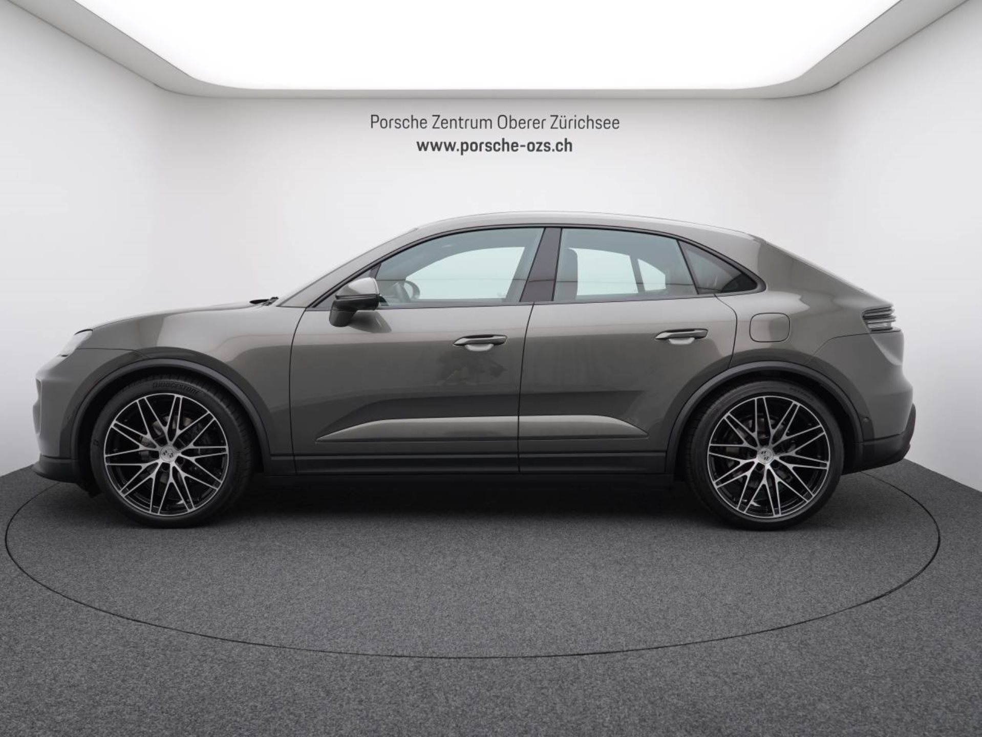 PORSCHE Macan 4-image-1