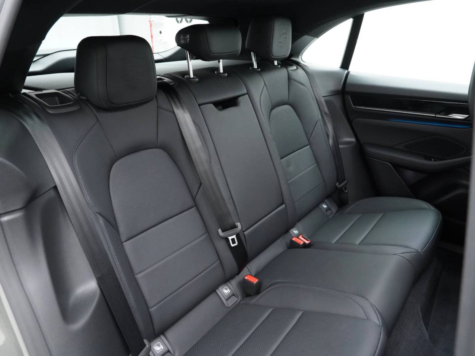 PORSCHE Macan 4-image-28