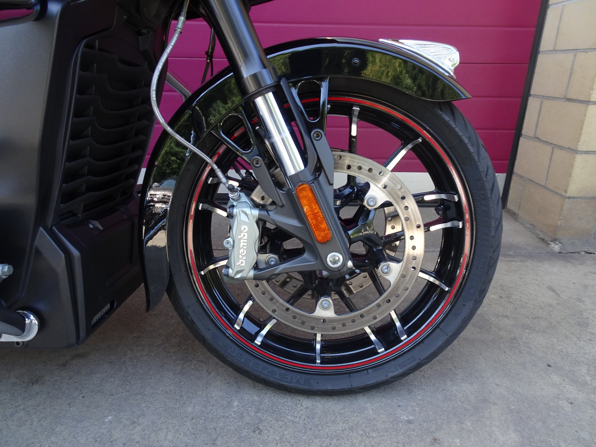 INDIAN Challenger Limited-showroom-element-1