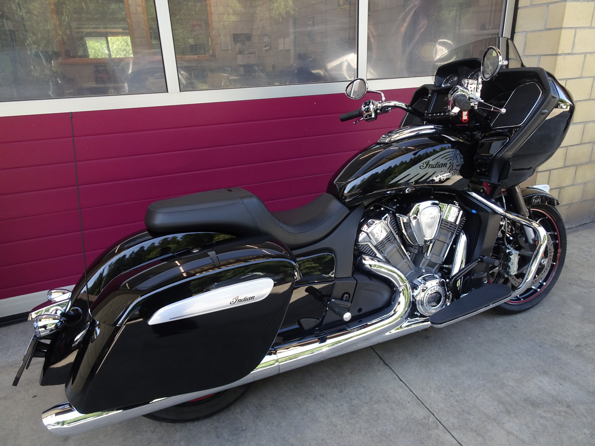 INDIAN Challenger Limited-showroom-element-3