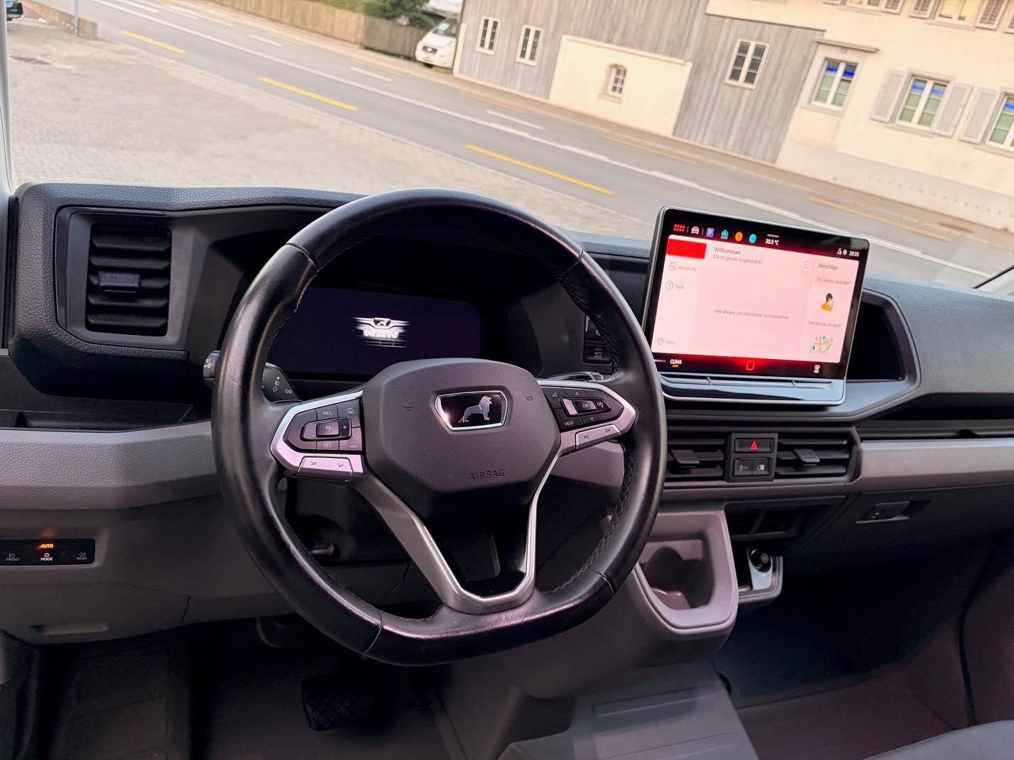 MAN TGE 3.180 Standard 4x4 A-image-9