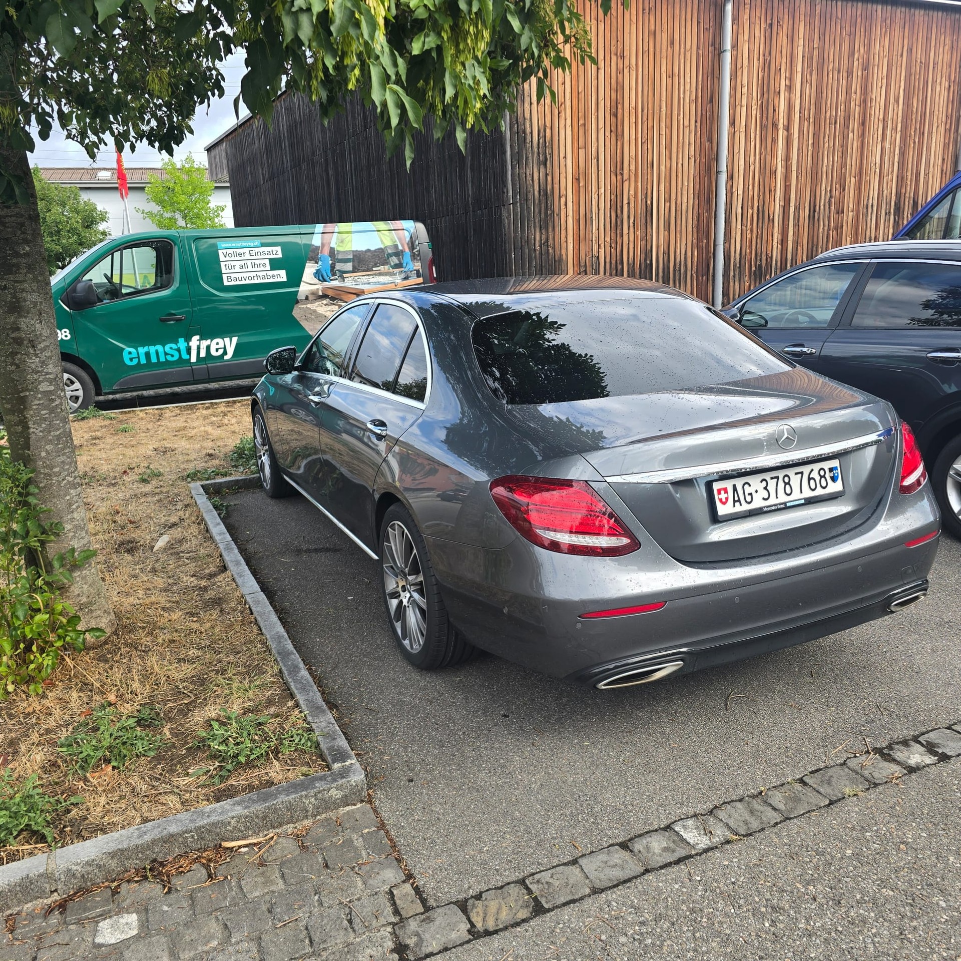 MERCEDES-BENZ E 200-image-2