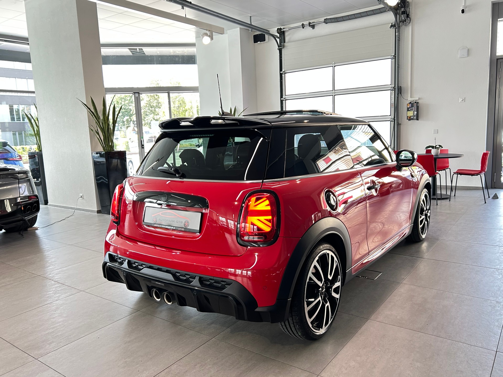 MINI Cooper John Cooper Works Steptronic-image-6