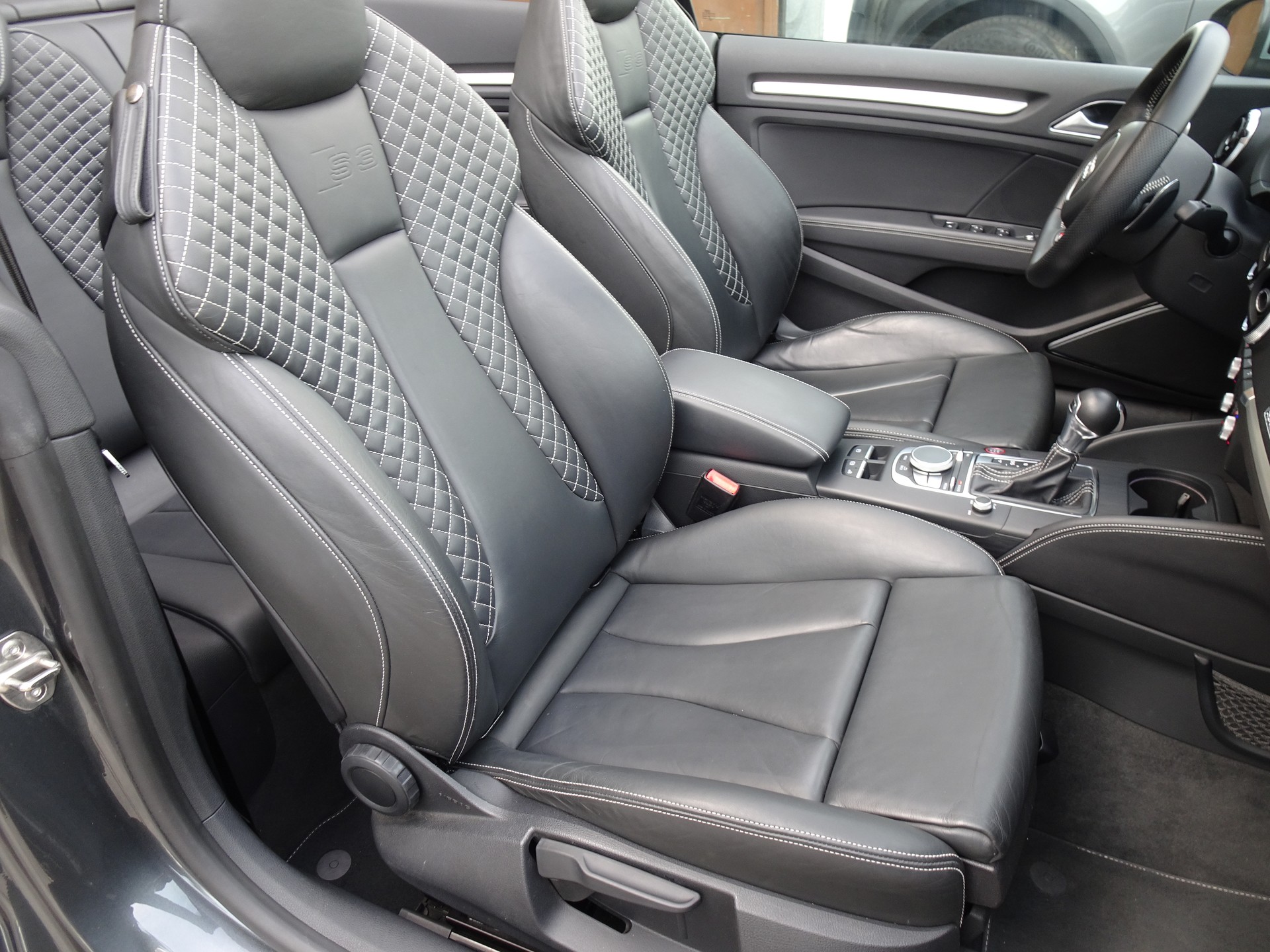 AUDI S3 Cabrio 2.0 TFSI quattro S-tronic-image-11