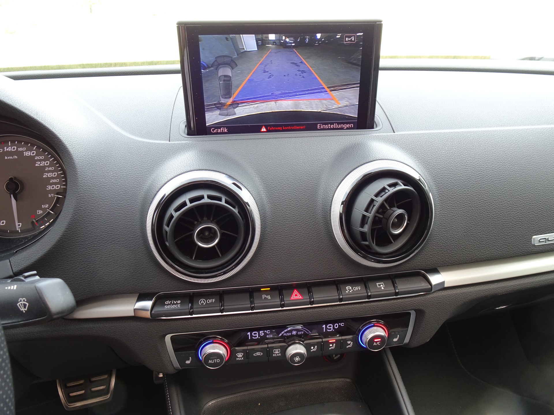 AUDI S3 Cabrio 2.0 TFSI quattro S-tronic-image-8