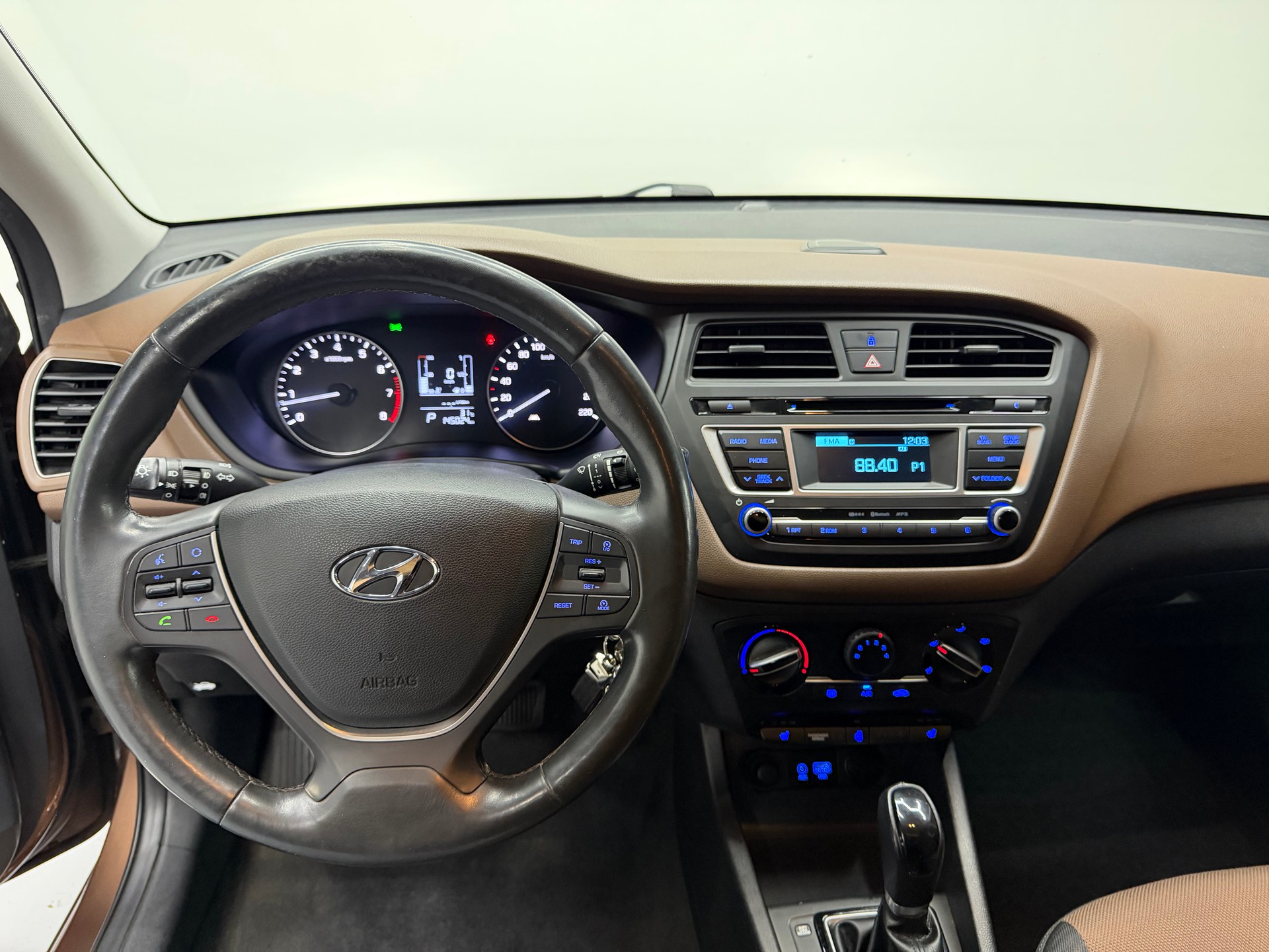 HYUNDAI i20 1.4 Vertex Automatic-image-15
