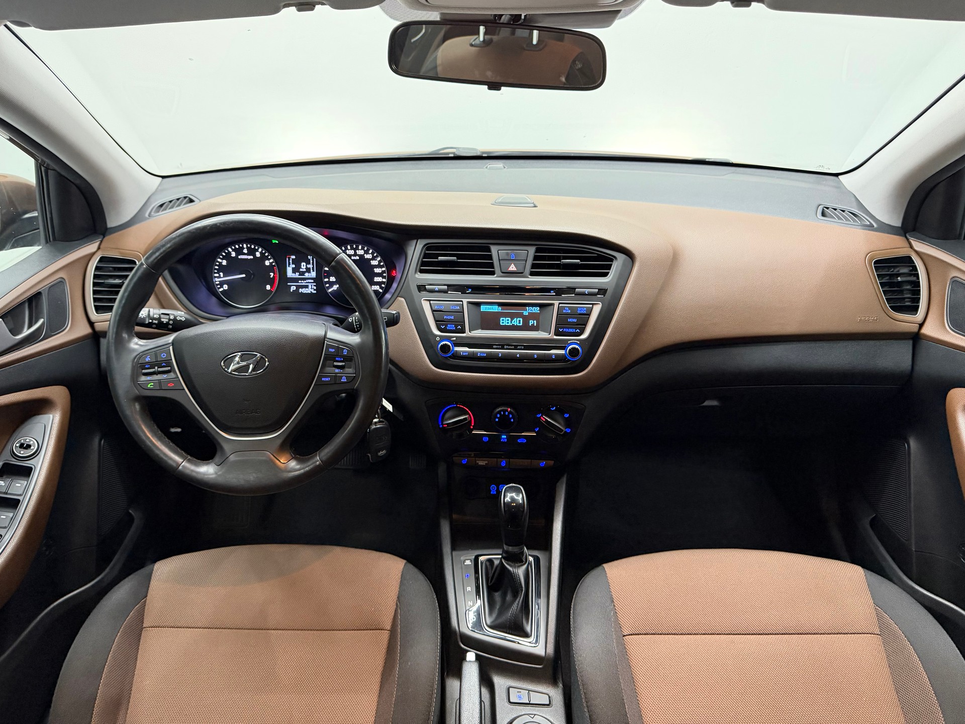 HYUNDAI i20 1.4 Vertex Automatic-image-10