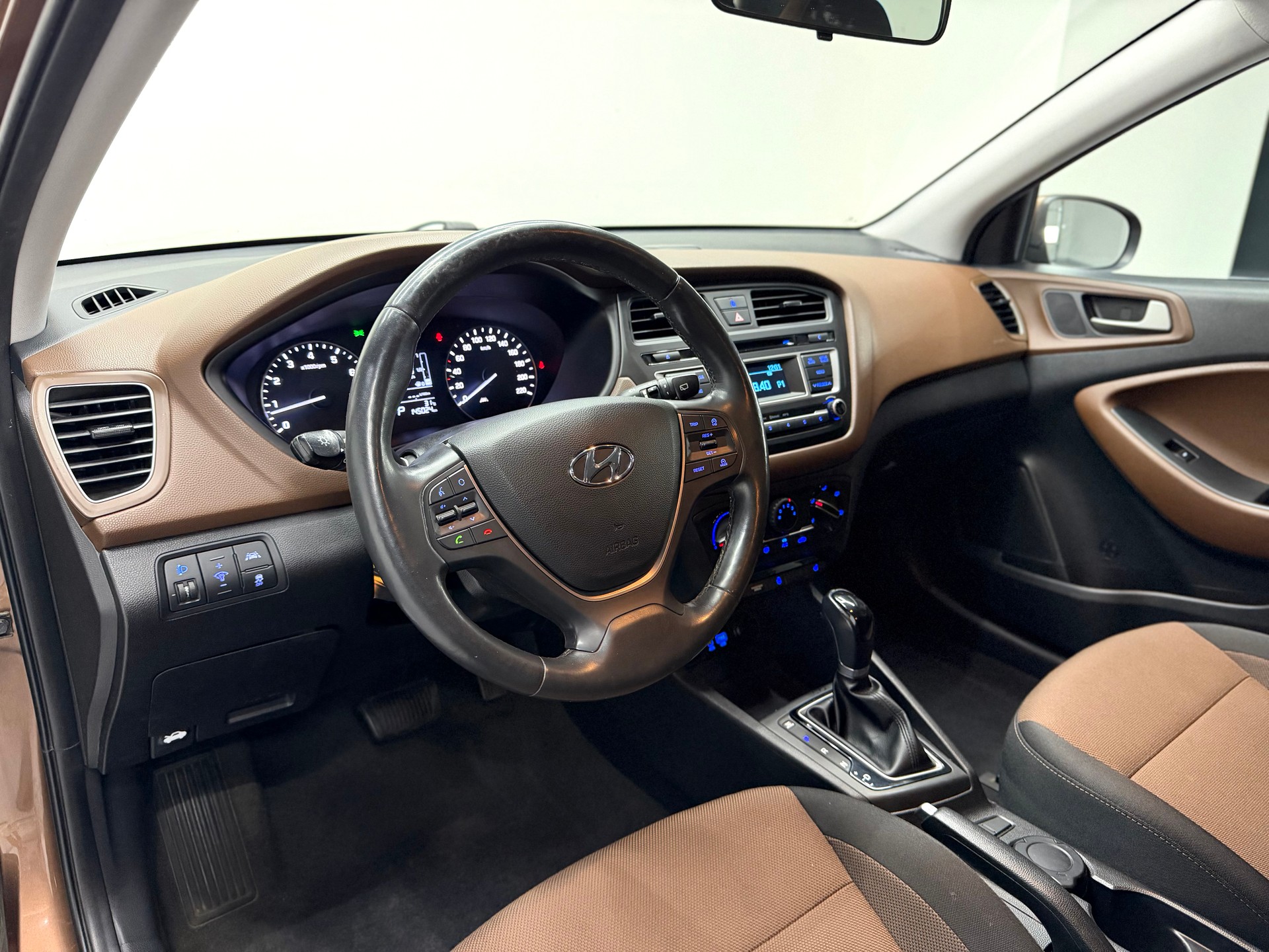 HYUNDAI i20 1.4 Vertex Automatic-image-9