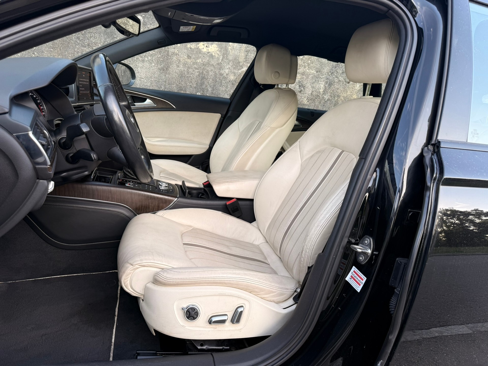 AUDI A6 Avant 2.0 TDI Attraction S-tronic-image-10