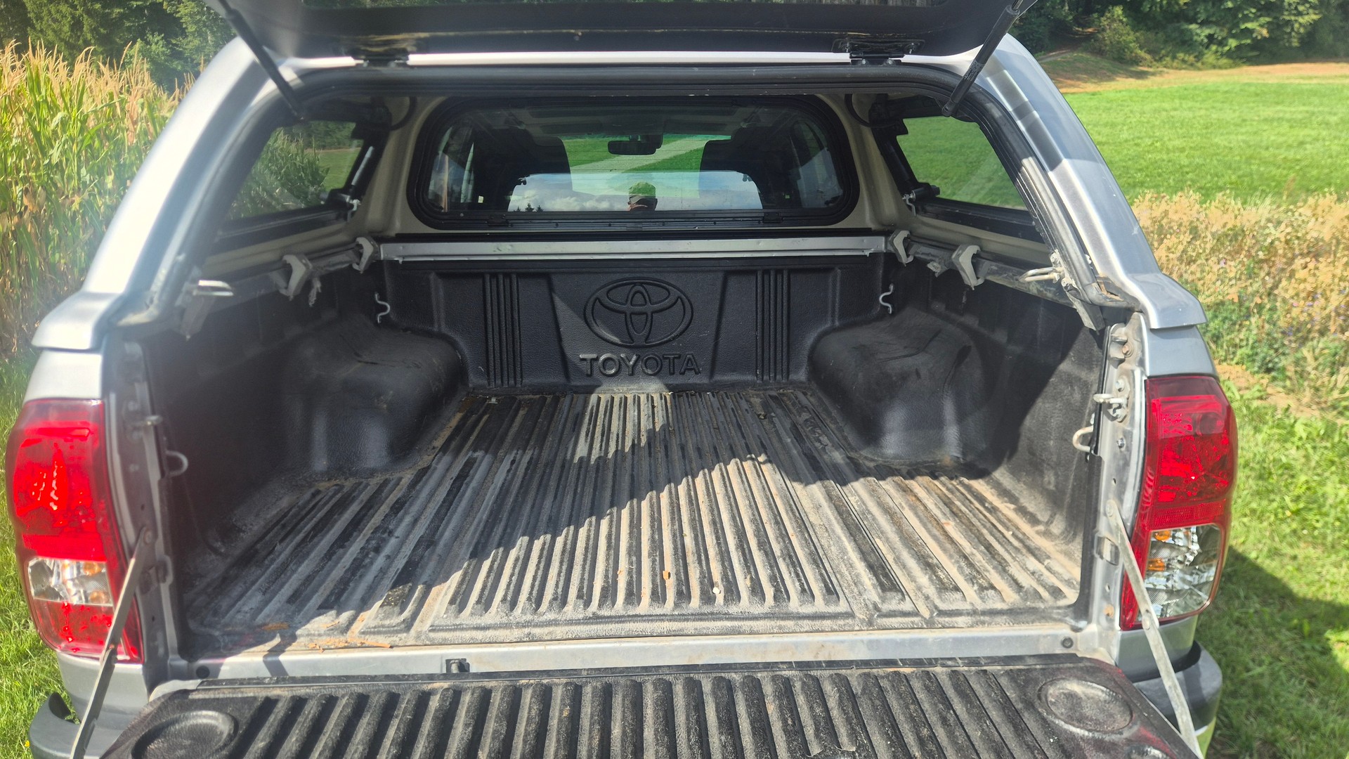 TOYOTA Hilux 2.4D-4D Sol Premium Double Cab 4x4-image-4