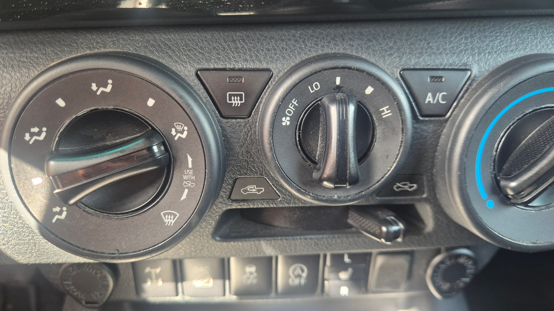 TOYOTA Hilux 2.4D-4D Sol Premium Double Cab 4x4-image-9