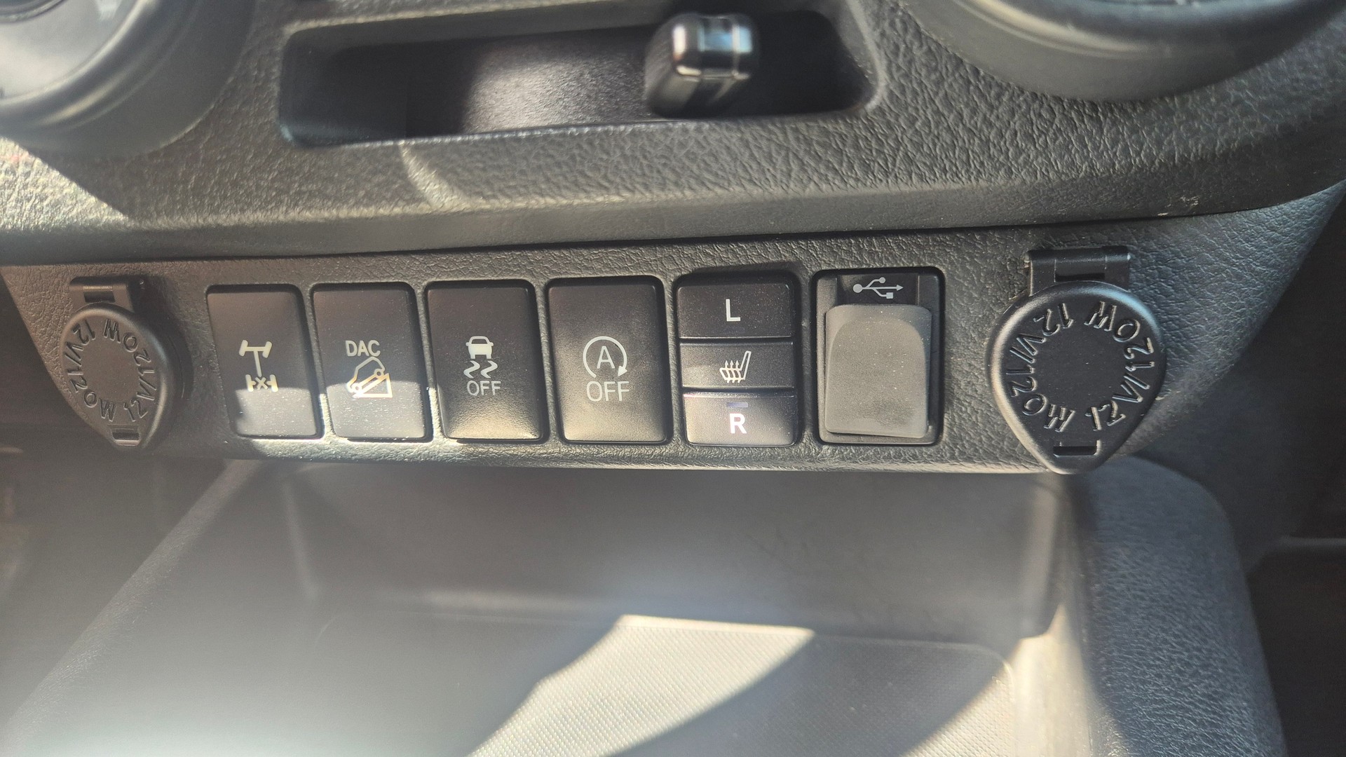 TOYOTA Hilux 2.4D-4D Sol Premium Double Cab 4x4-image-8