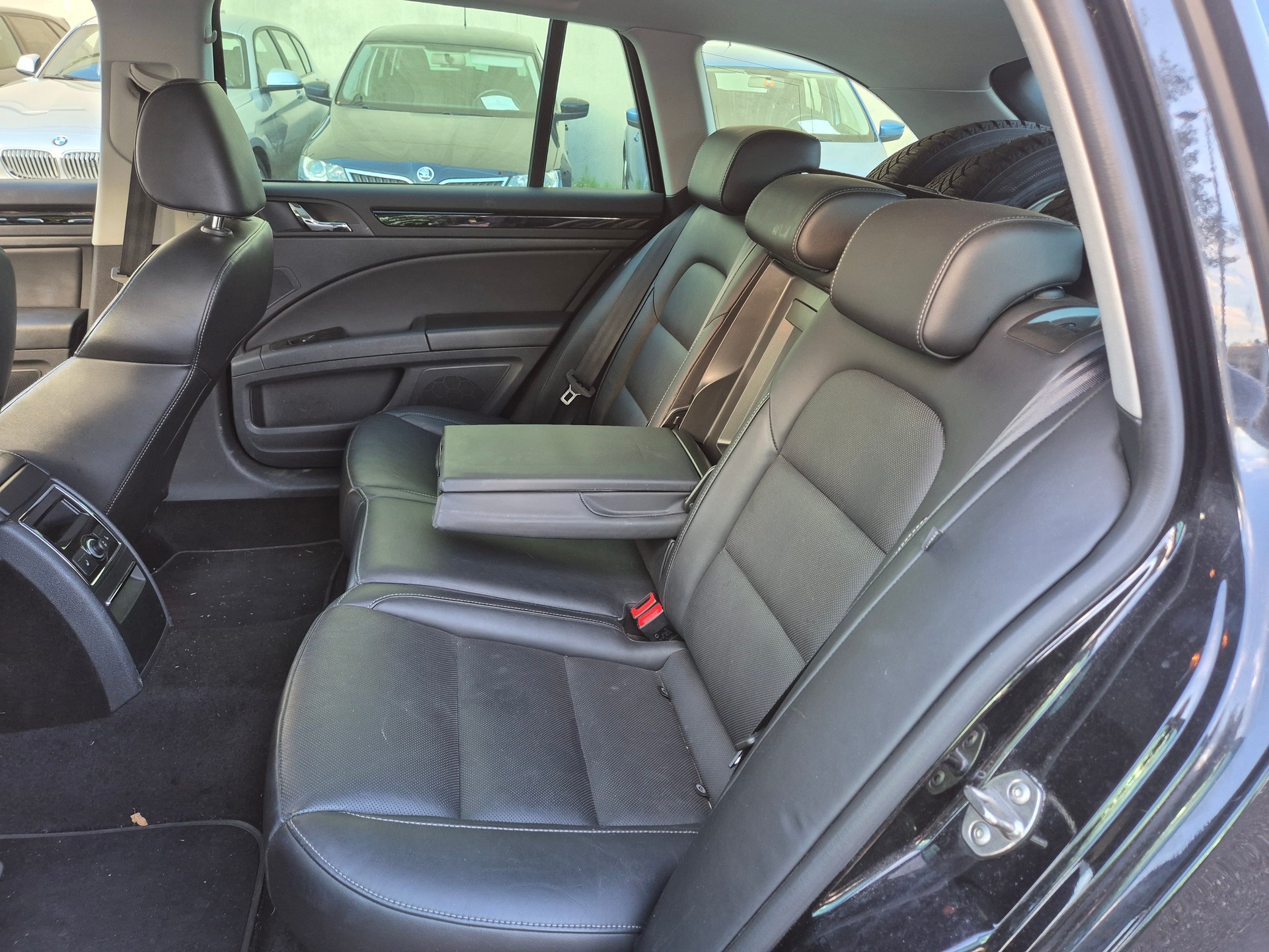 SKODA Superb Combi 2.0 TDi Business 4x4 DSG-image-11