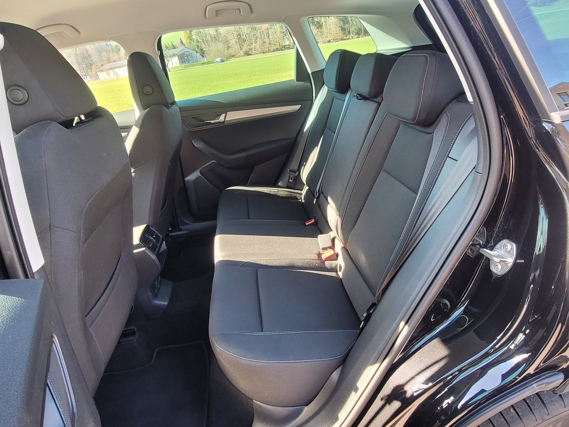 SKODA Karoq 2.0 TDI CR Selection 4x4 DSG *Anhängerkupplung+Garantie*-image-15